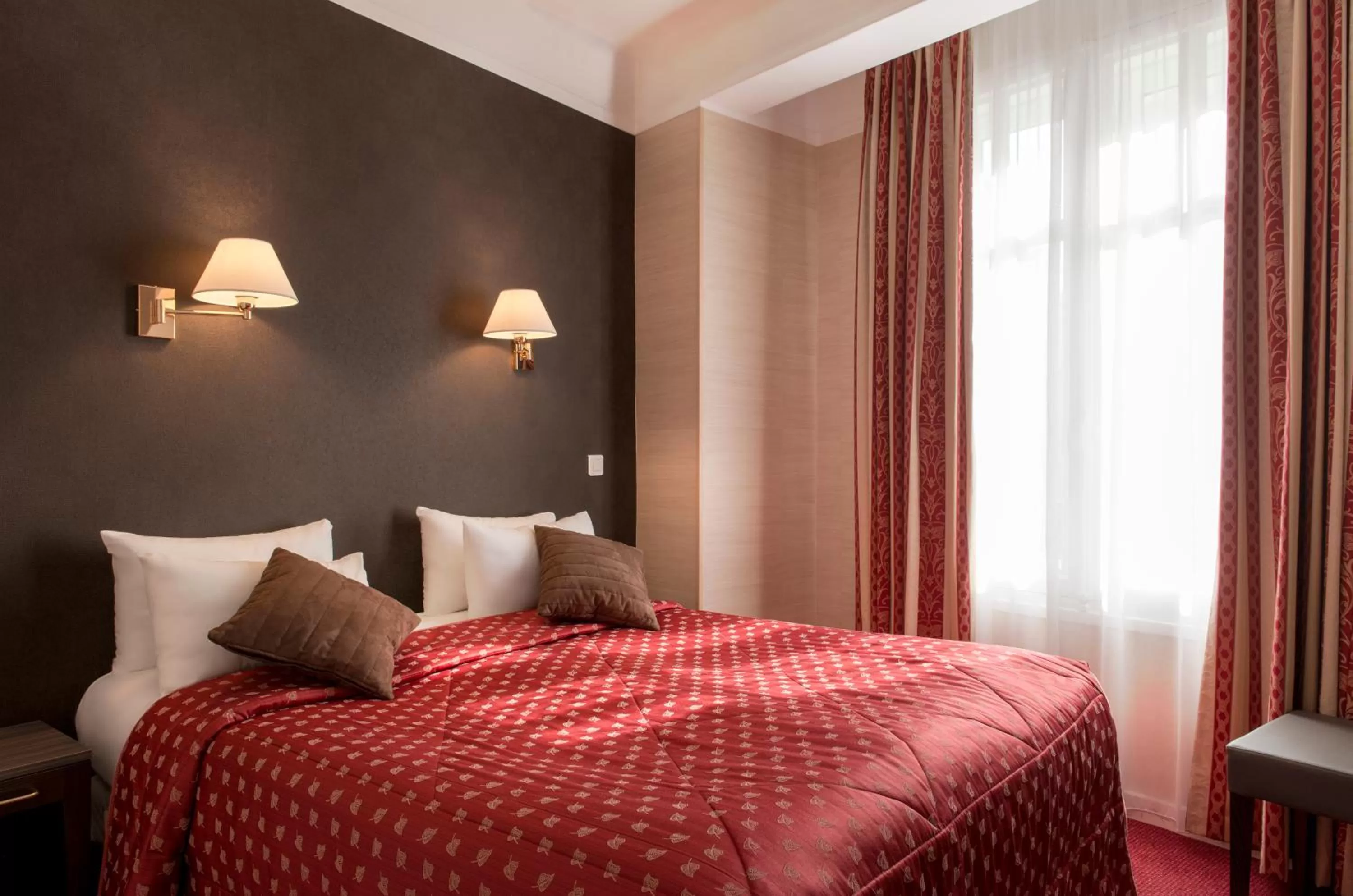 Bedroom, Bed in Abaca Messidor by Happyculture