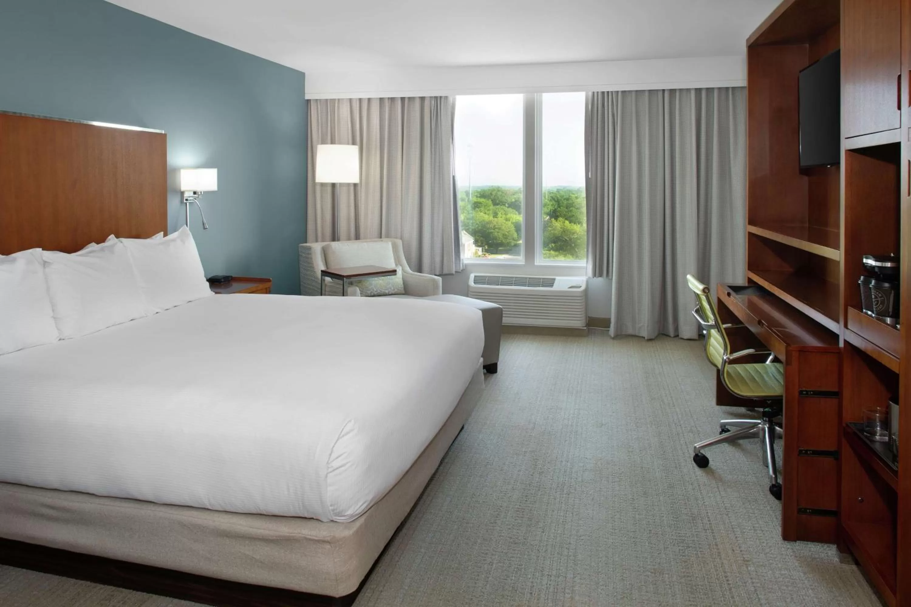 Bedroom, Bed in DoubleTree by Hilton Biloxi