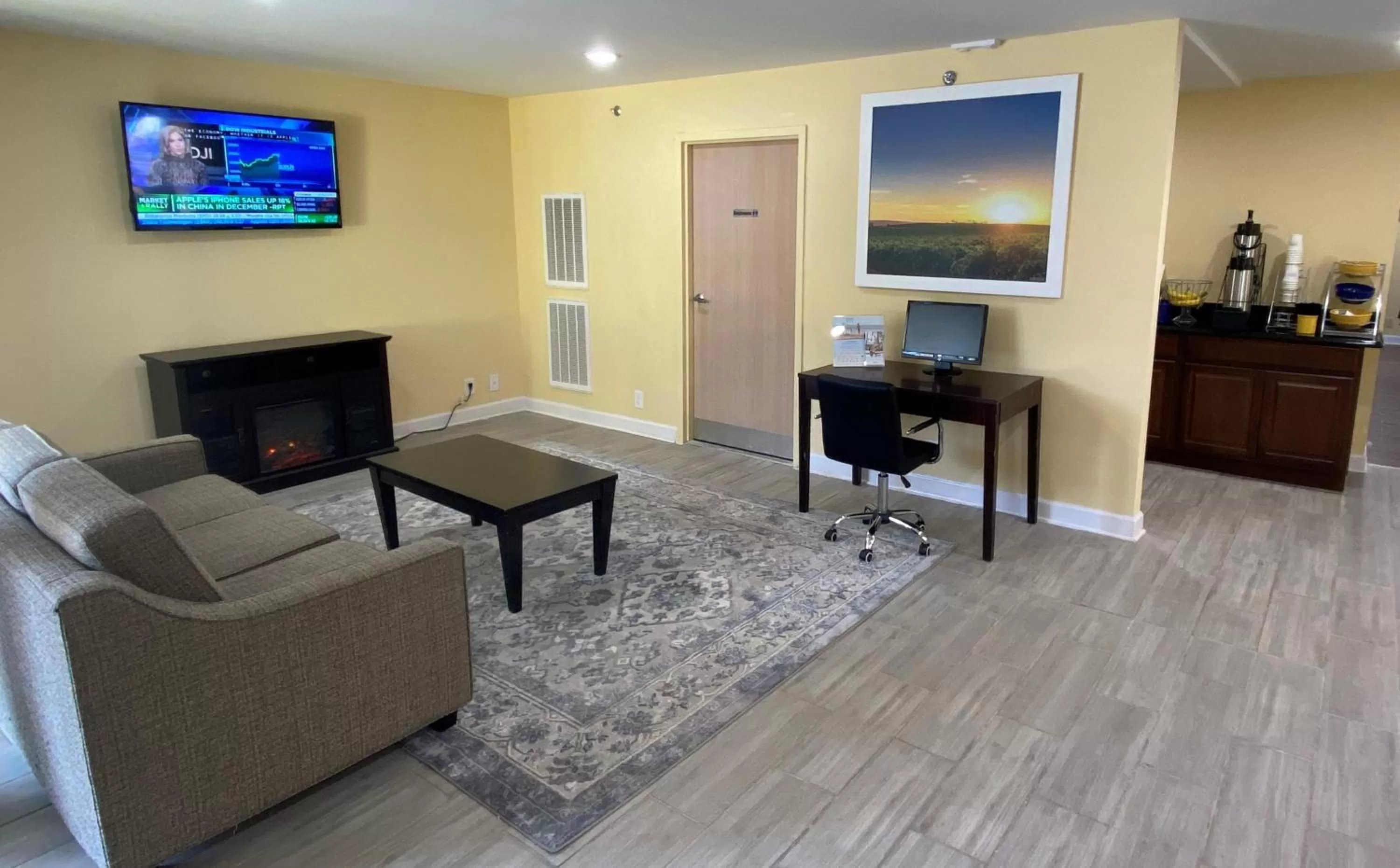 Communal lounge/ TV room in Days Inn by Wyndham Atlanta/Southlake/Morrow