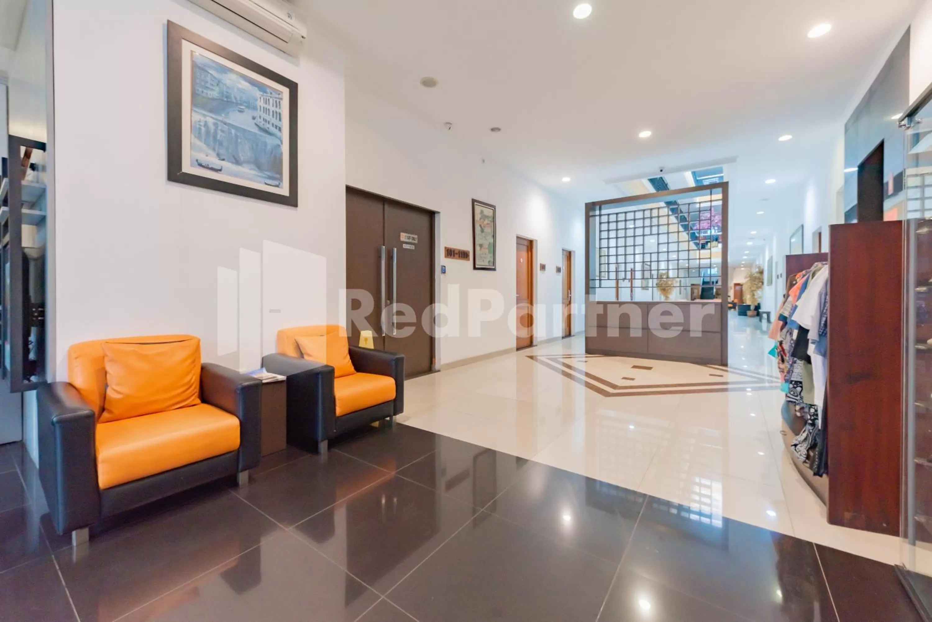 Living room in Alqueby Hotel near Kiara Artha Park & Trans Studio Mall Mitra RedDoorz