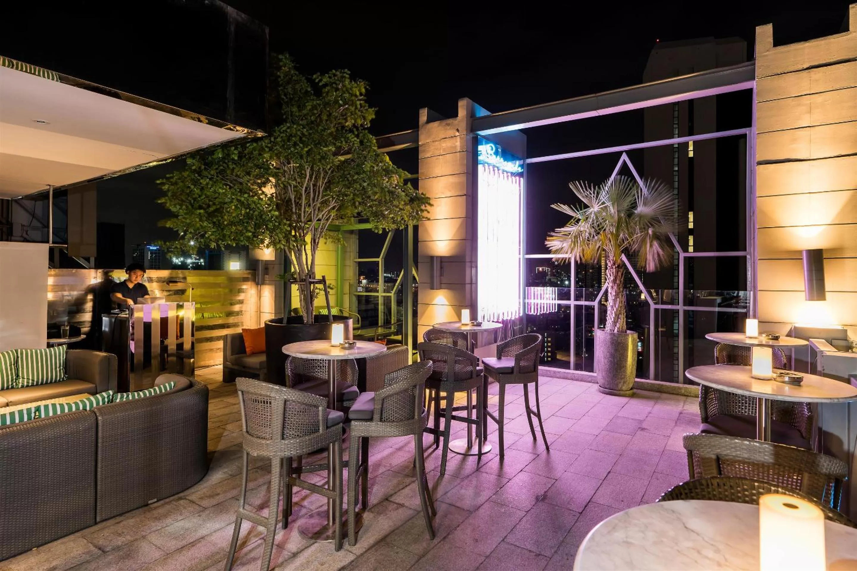 Restaurant/places to eat in Akara Hotel