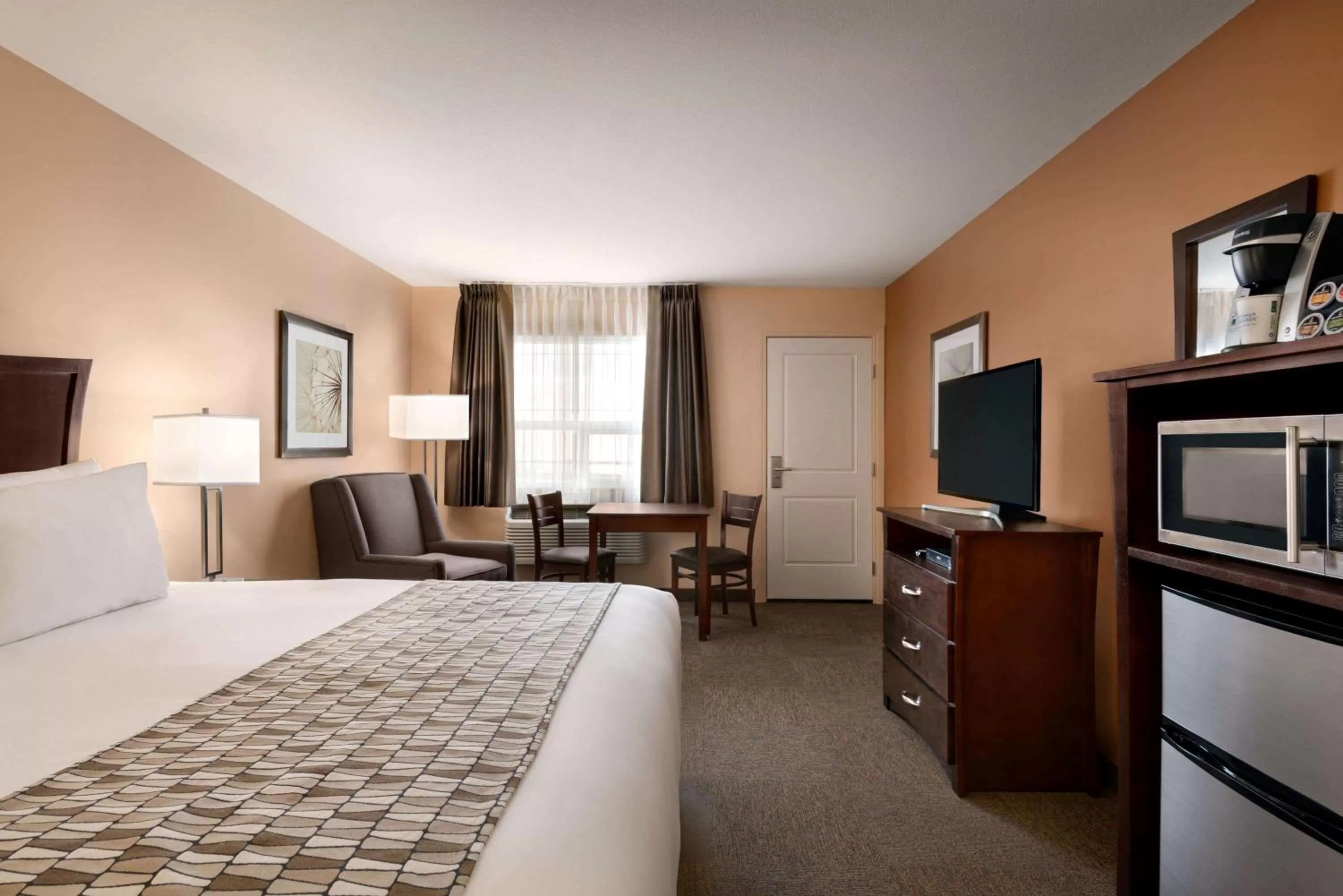 Photo of the whole room, Bed in Travelodge by Wyndham Pincher Creek