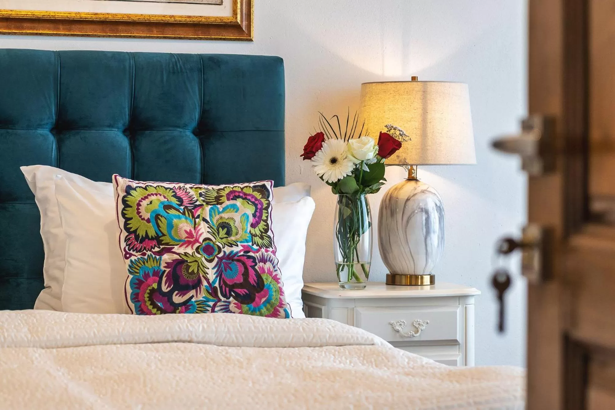 Bed in Nikolas Haus Premium Historic Center Stay & Free Parking