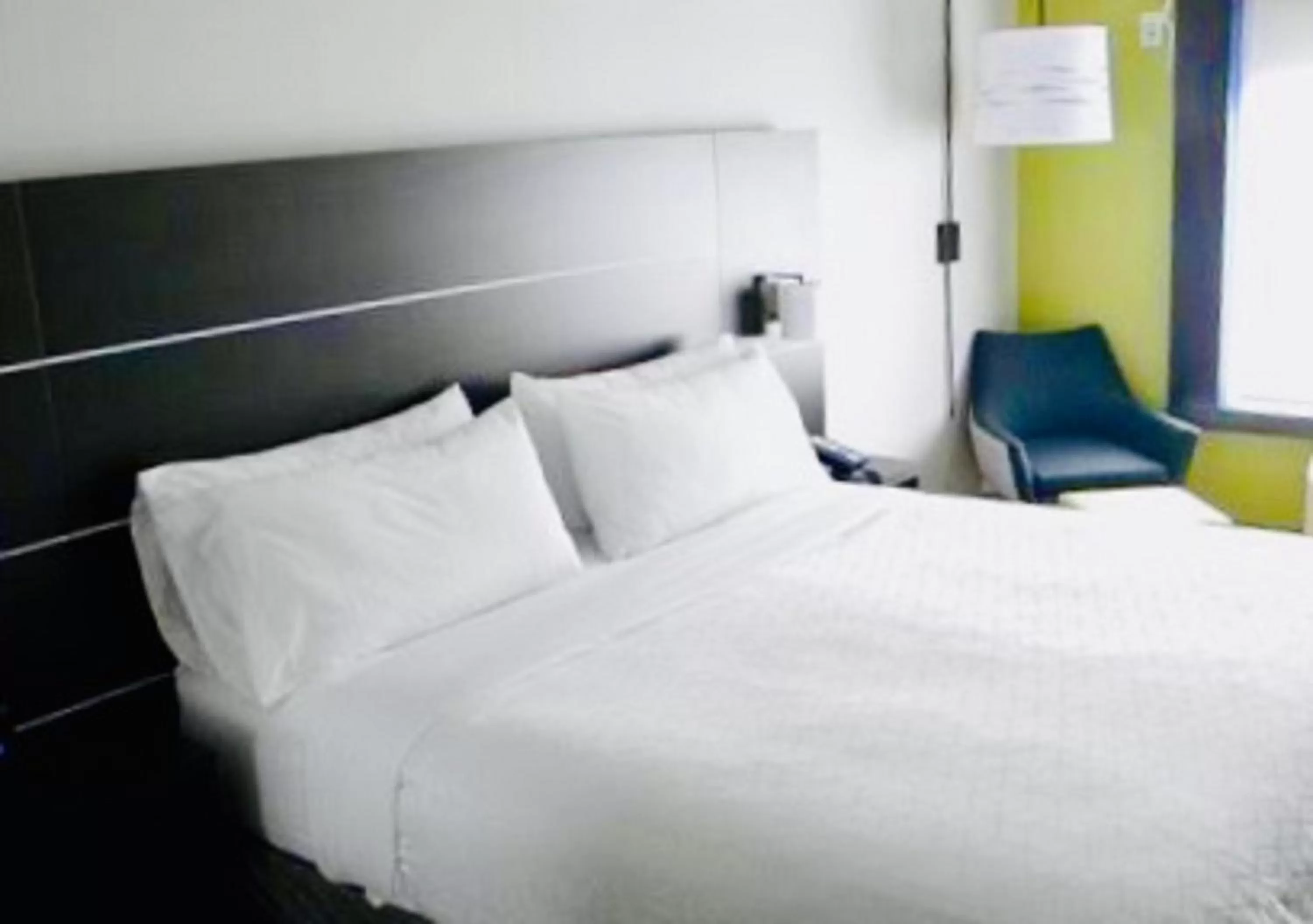 Standard King Room with Accessible Roll-In Shower in Holiday Inn Express & Suites Hood River, an IHG Hotel