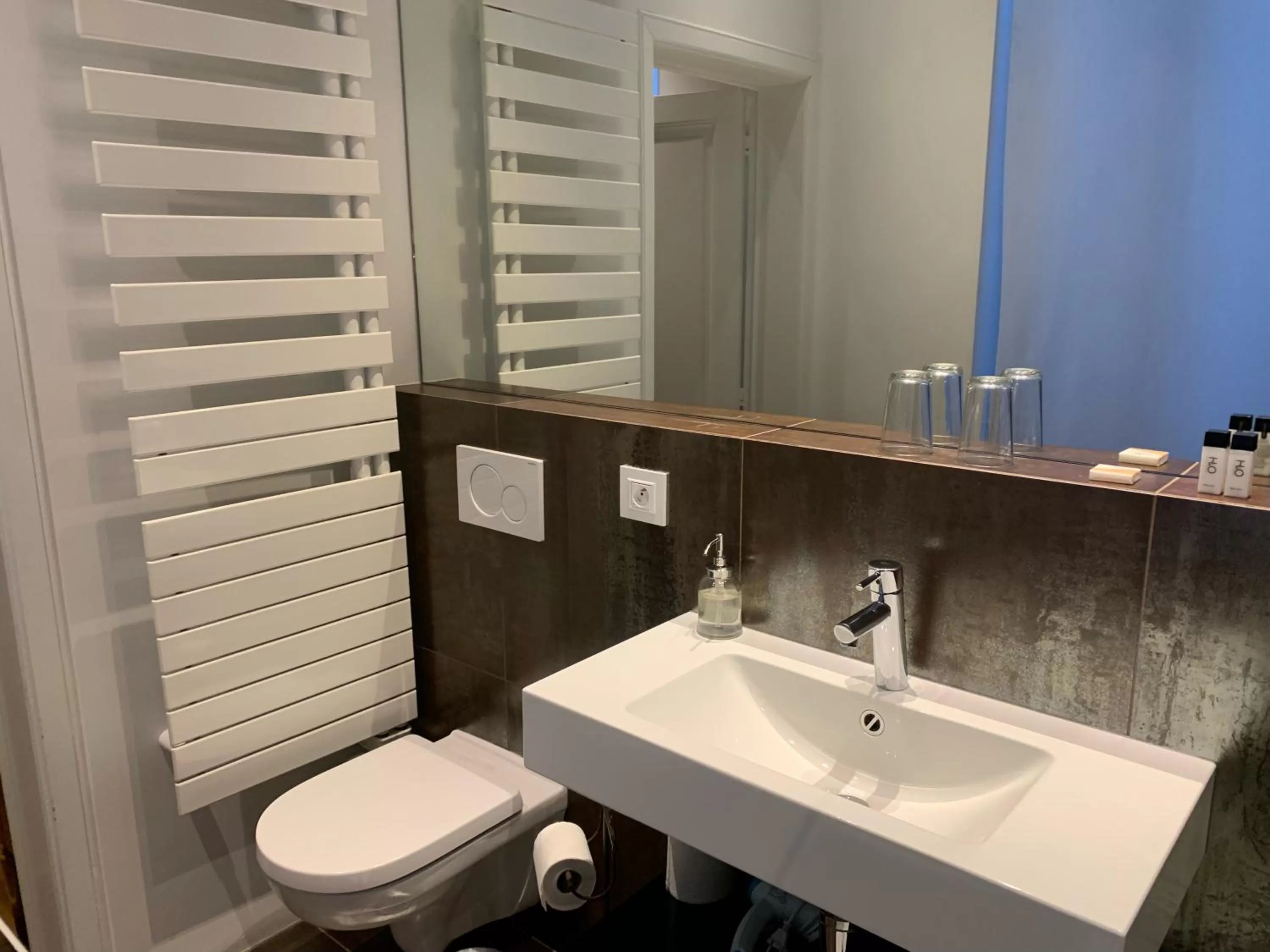 Bathroom in Albert Molière