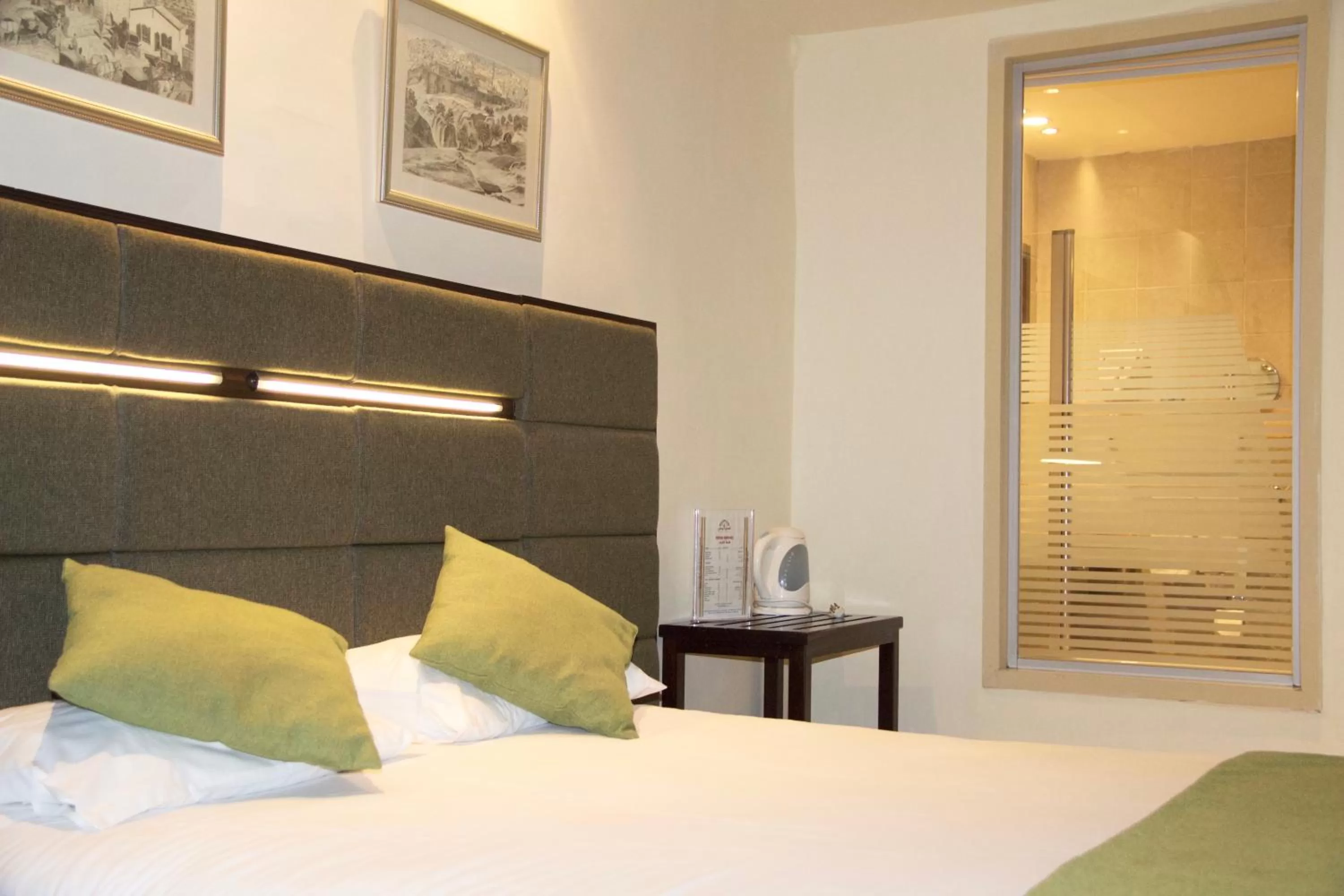 Photo of the whole room, Bed in National Hotel - Jerusalem