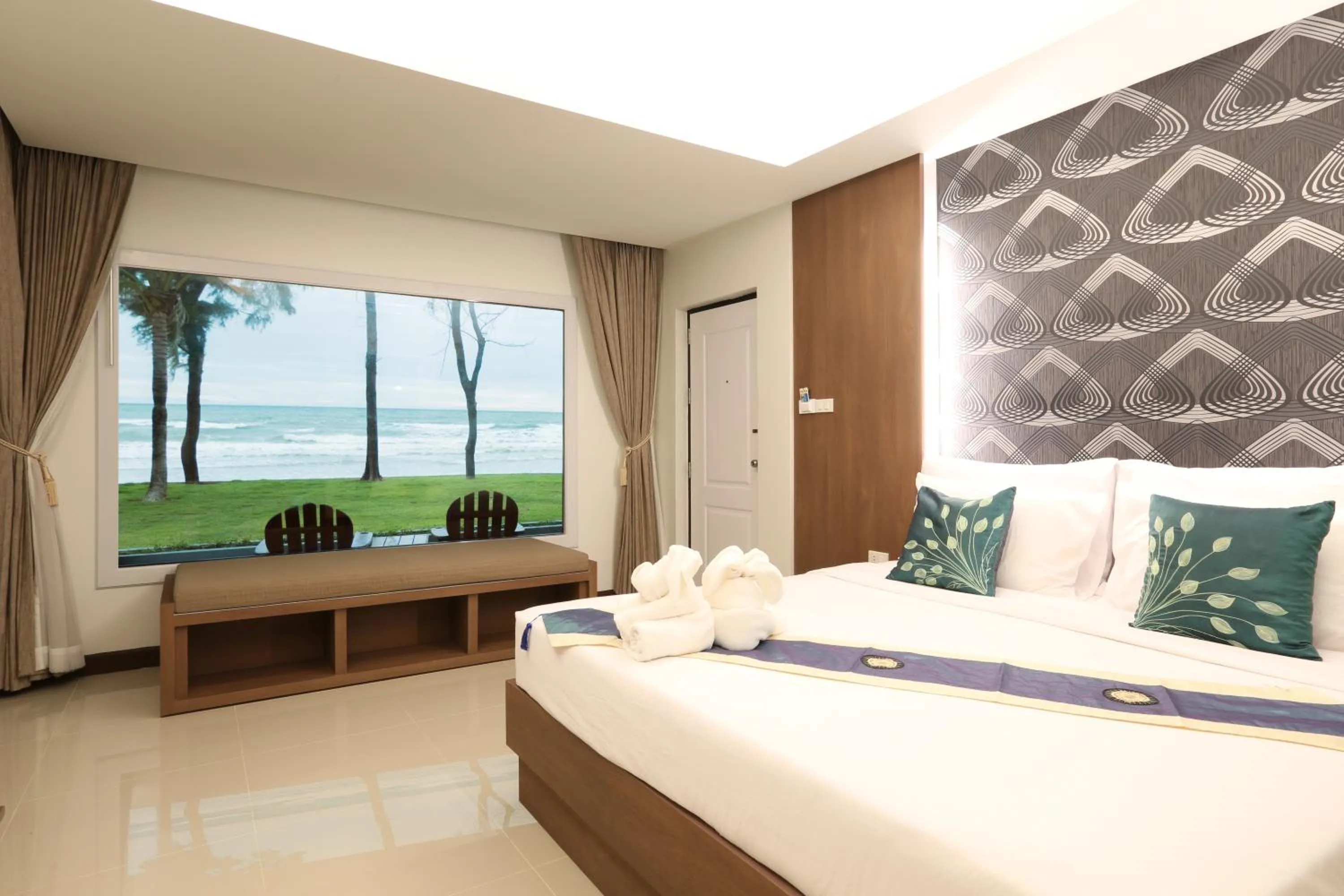 Day, Bed in Chaolao Tosang Beach Hotel