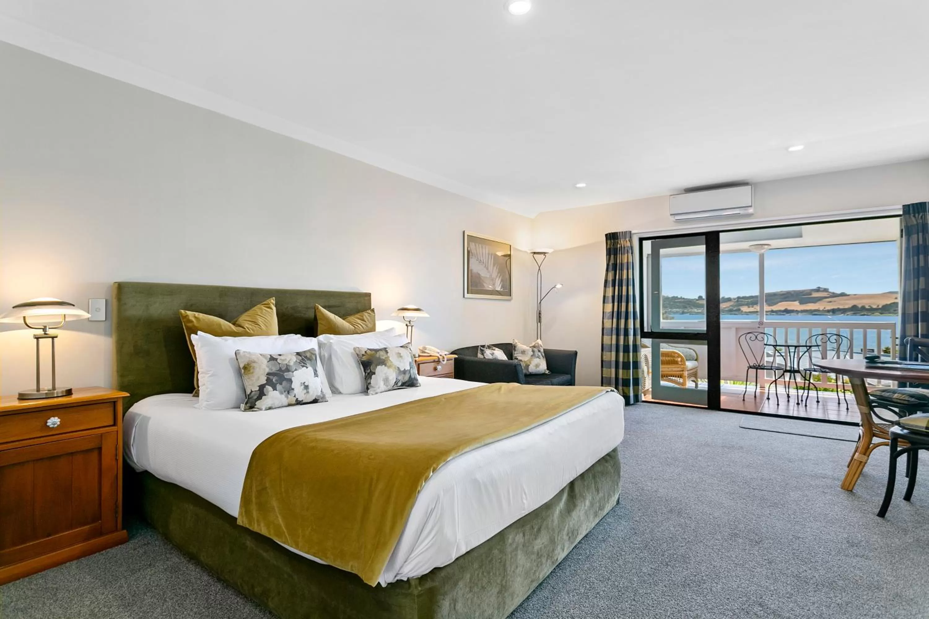 Photo of the whole room, Bed in Baycrest Thermal Lodge