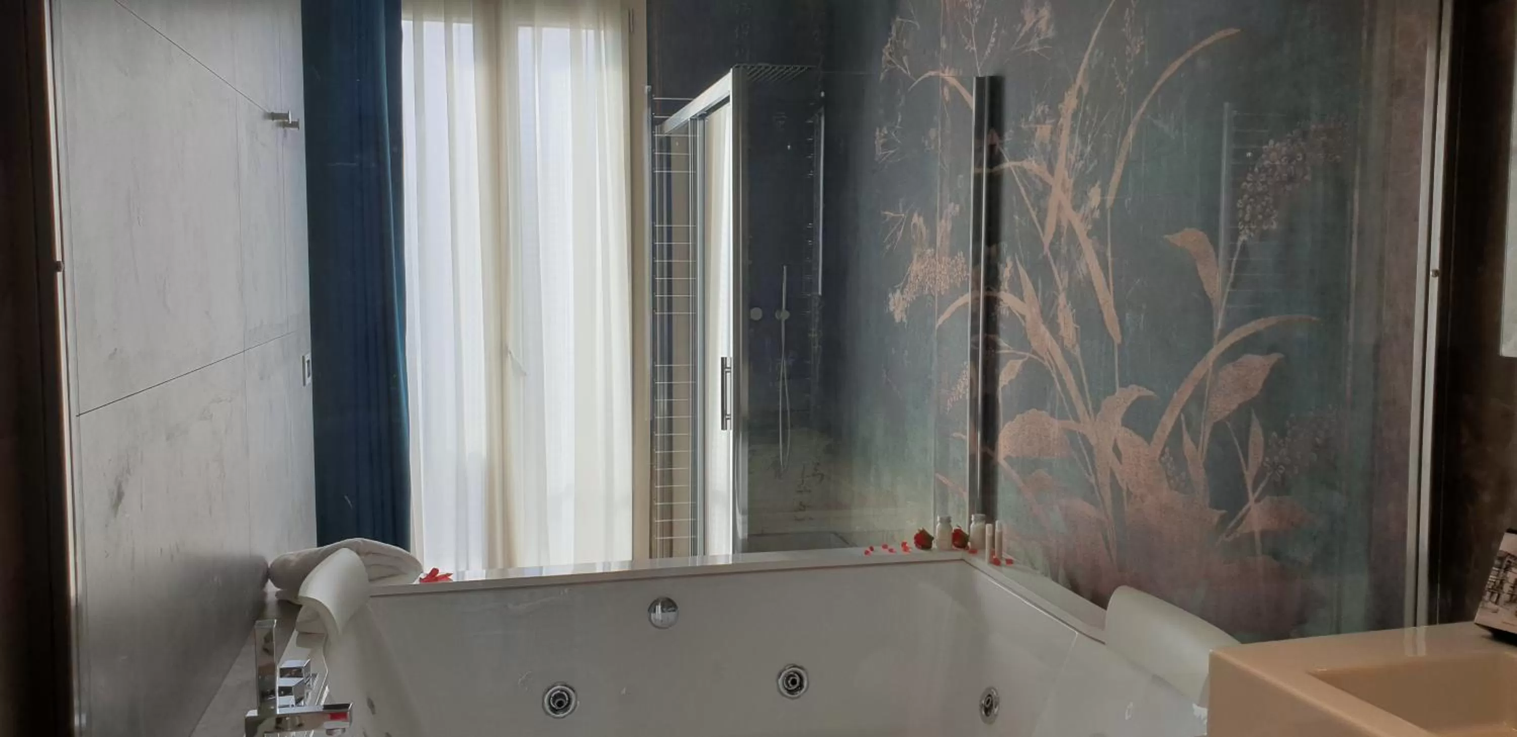 Hot Tub in Best Western Plus Hotel Perla Del Porto