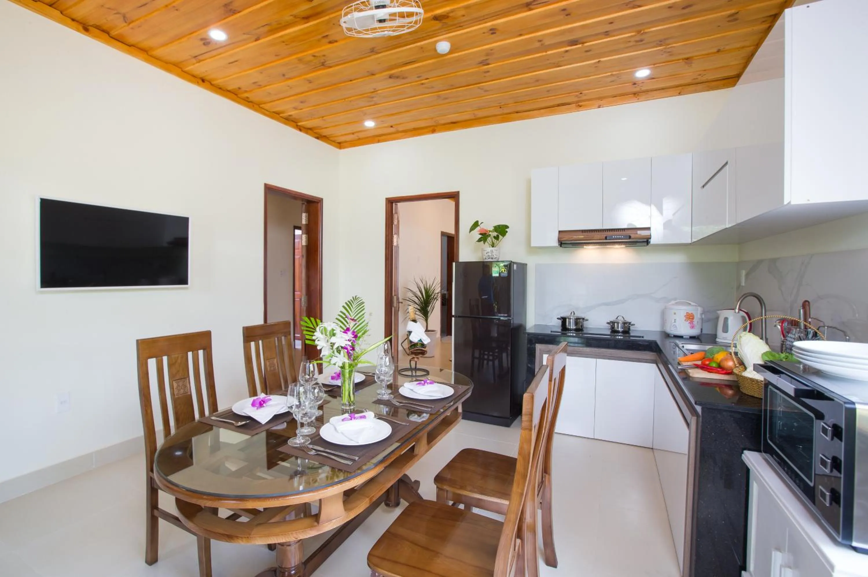Kitchen or kitchenette in Elwood Premier Resort Phu Quoc