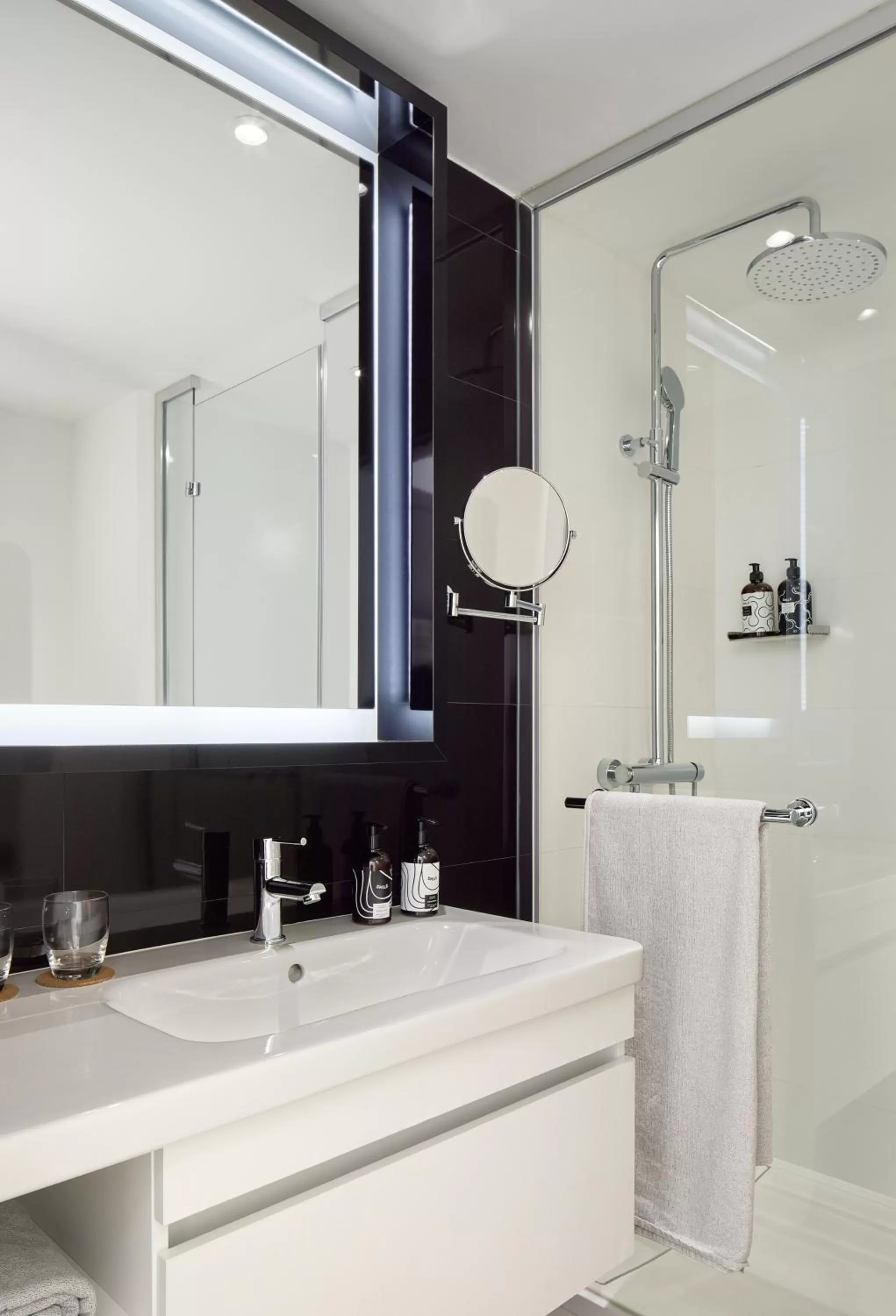 Shower in INNSiDE by Meliá Barcelona Apolo