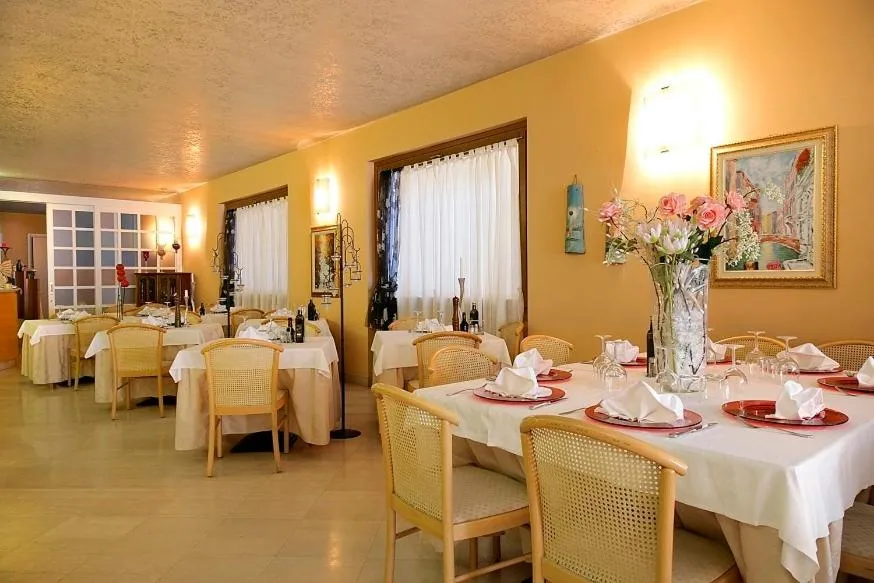 Restaurant/places to eat in Hotel Ristorante Miralago
