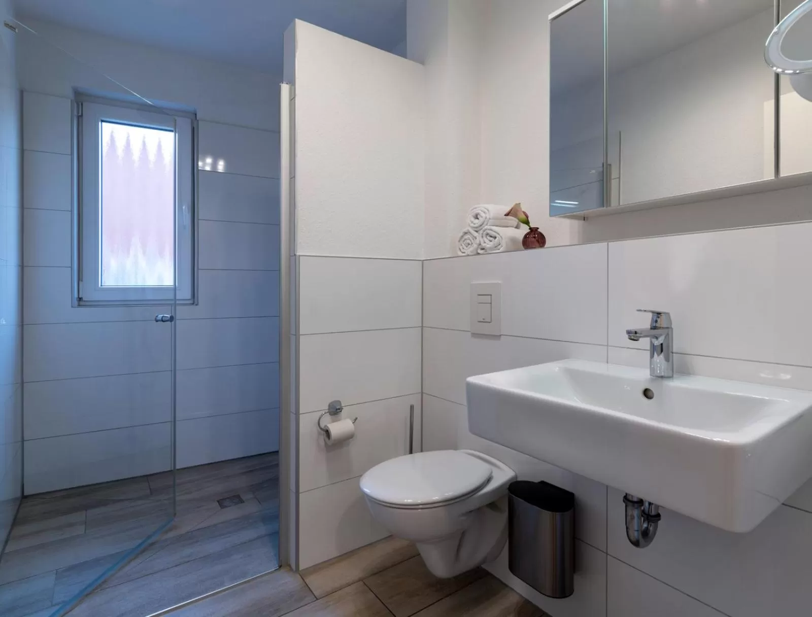 Bathroom in GLEUEL INN - digital hotel & serviced apartments & boardinghouse mit voll ausgestatteten Küchen