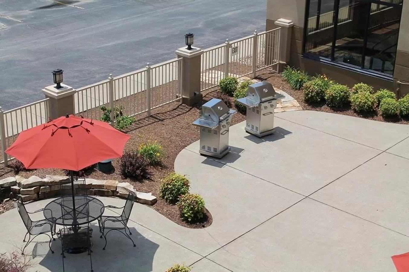 Patio in Auburn Place Hotel & Suites Paducah