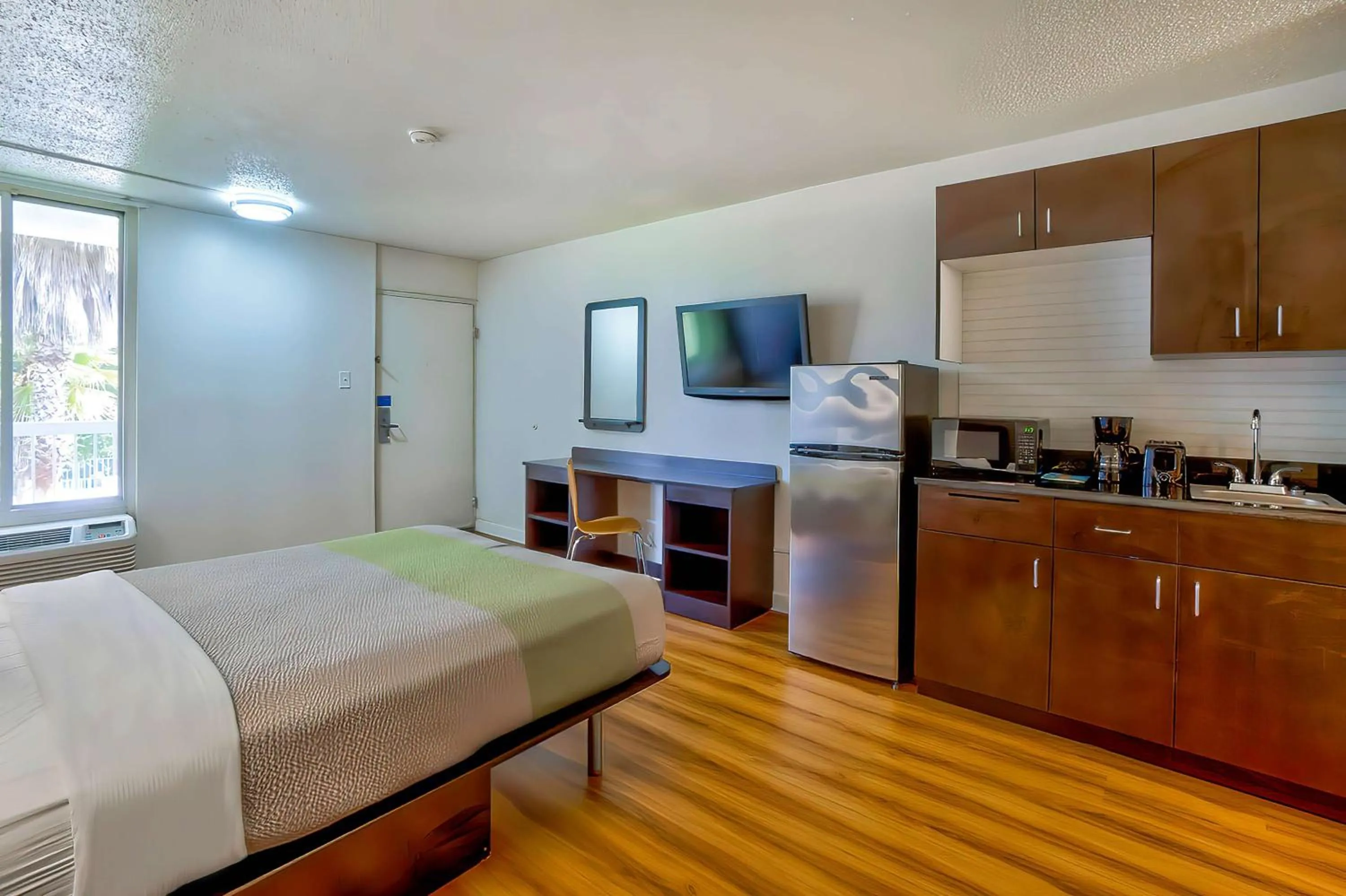 Bedroom, Bed in Studio 6 Gainesville, Fl