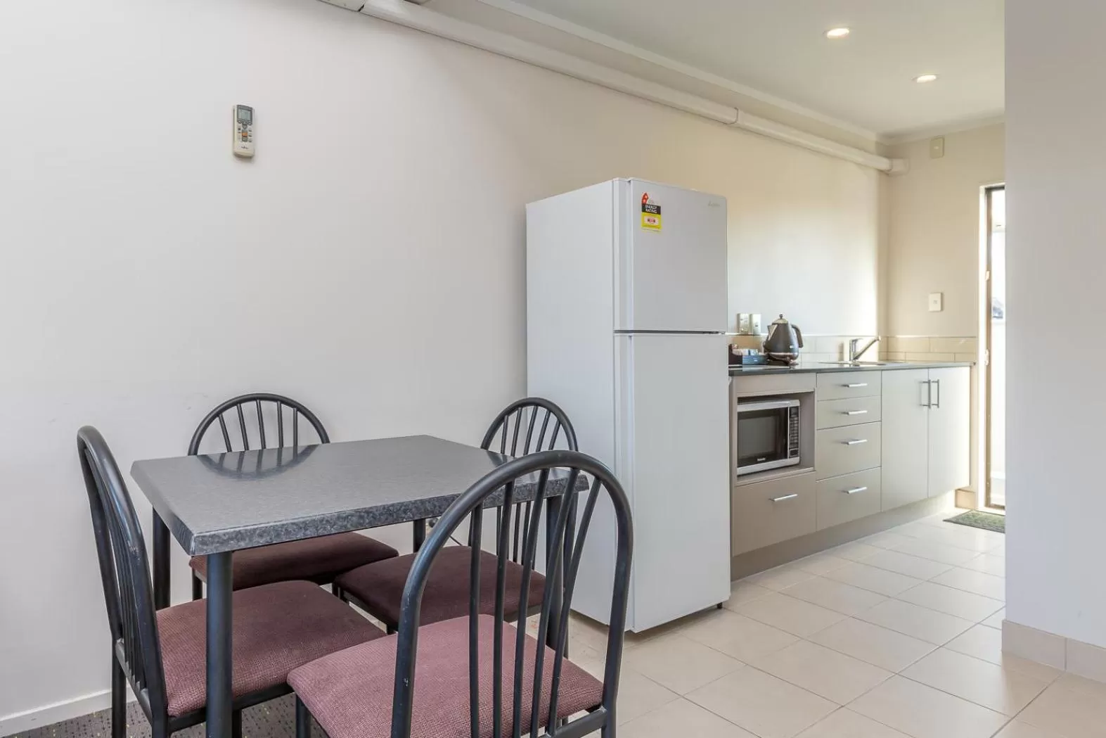 Kitchen or kitchenette in Anzac Court Motel