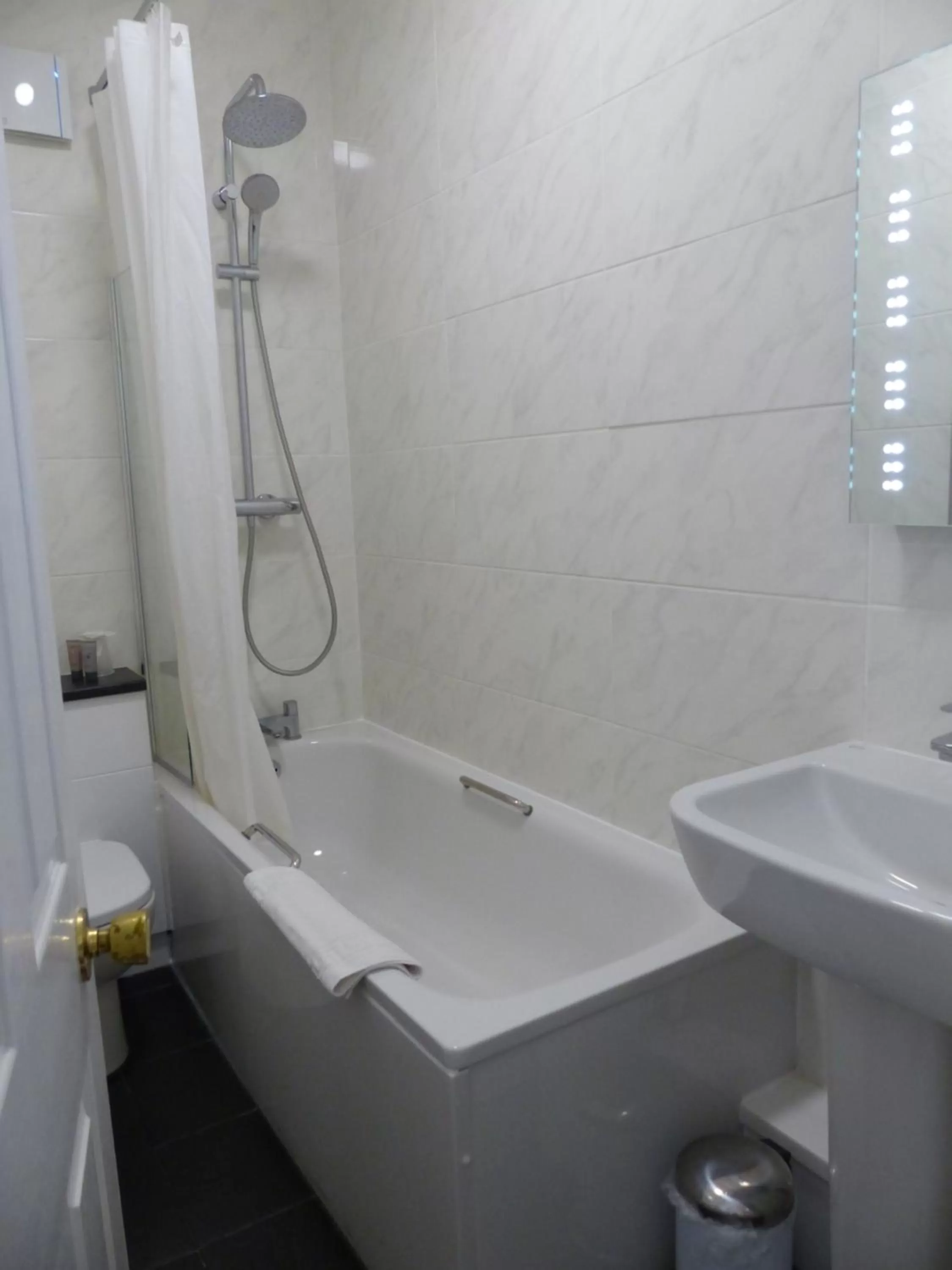 Bathroom in Farnham House Hotel