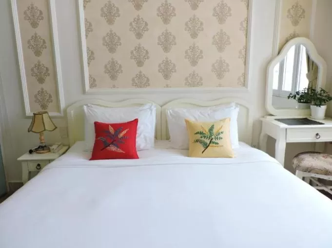 Bed in Chez Lotus Rose