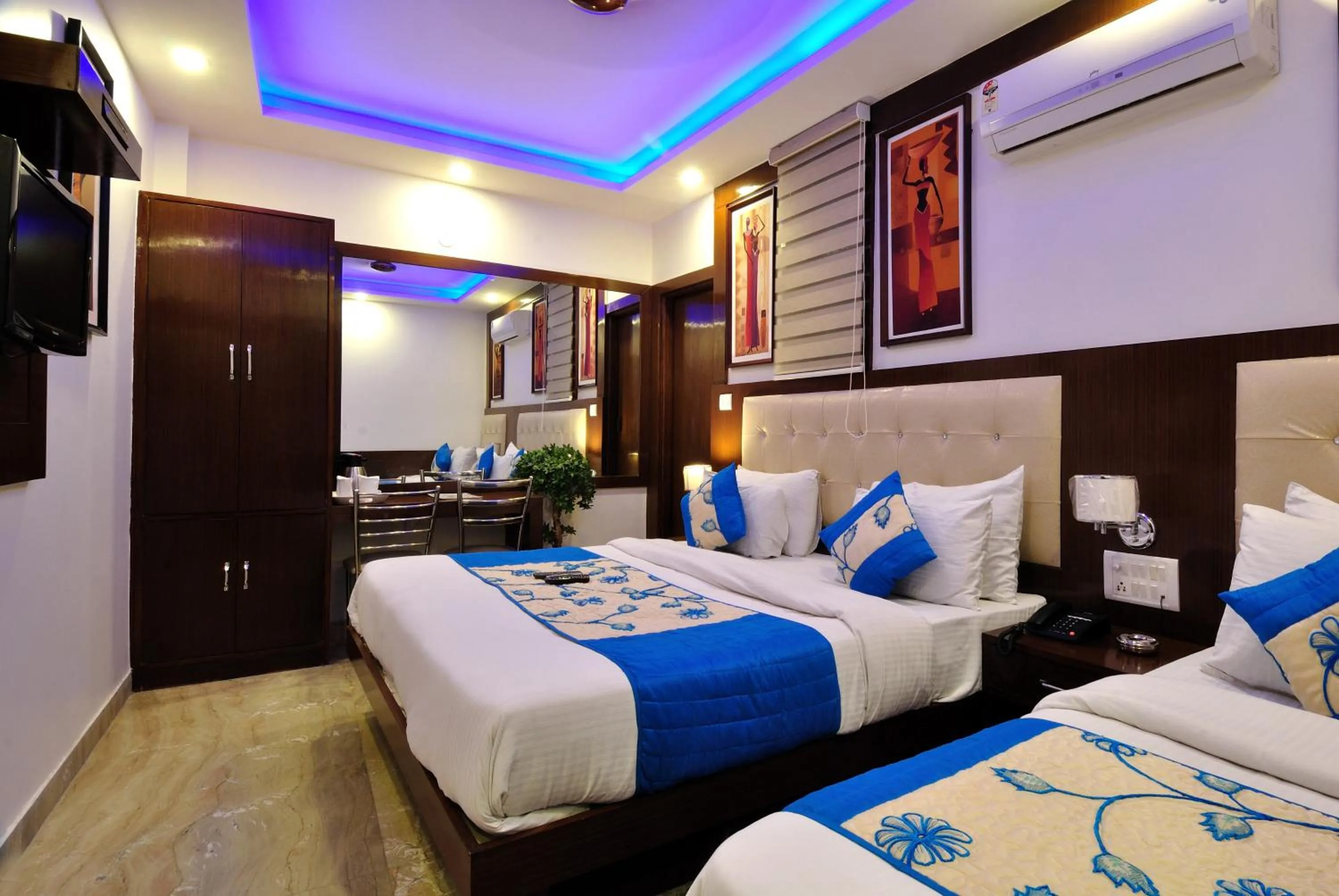 Bedroom, Bed in Hotel Nirmal Mahal - Paharganj - New Delhi