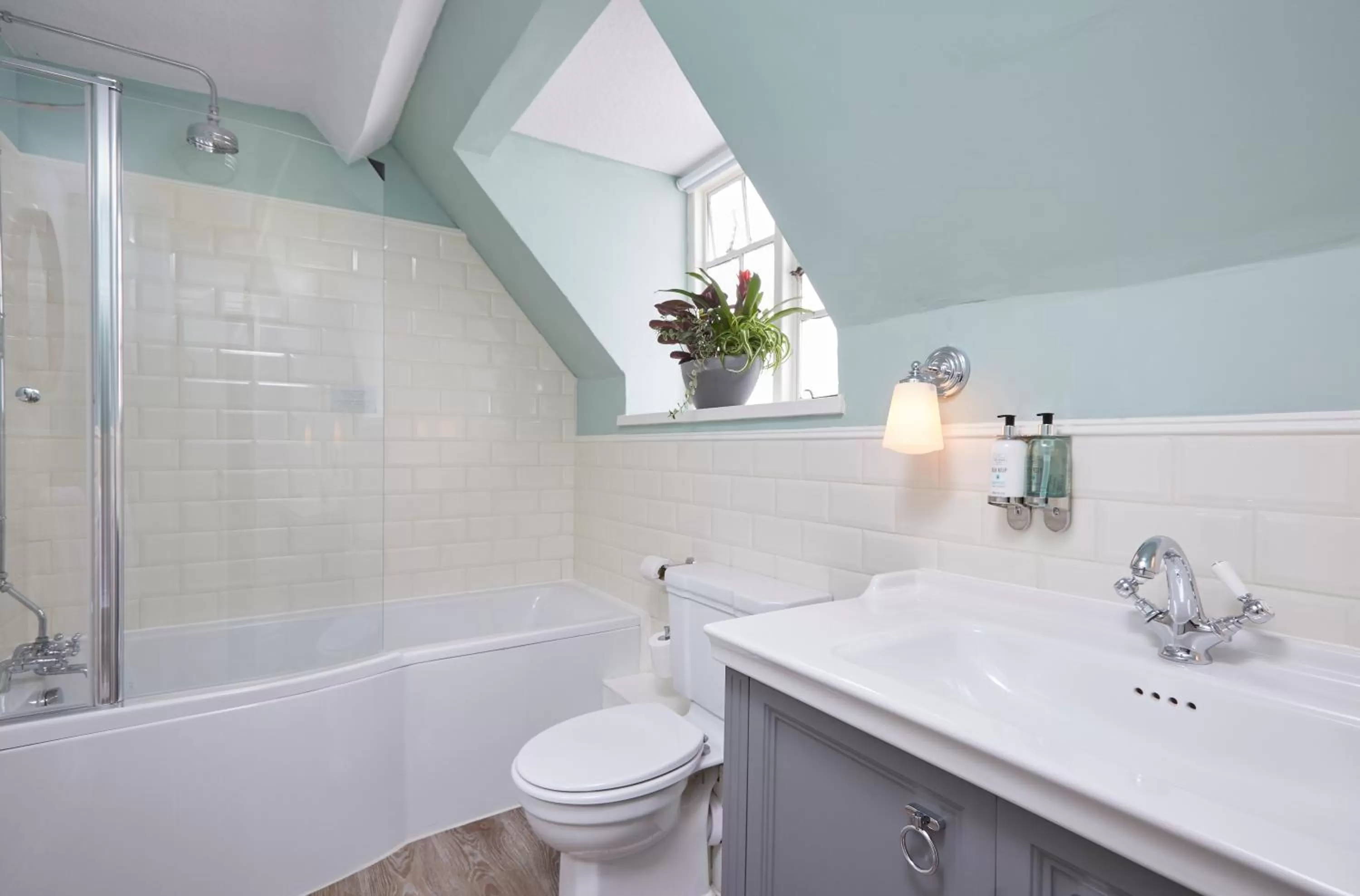 Bathroom in Riverside Inn by Chef & Brewer Collection