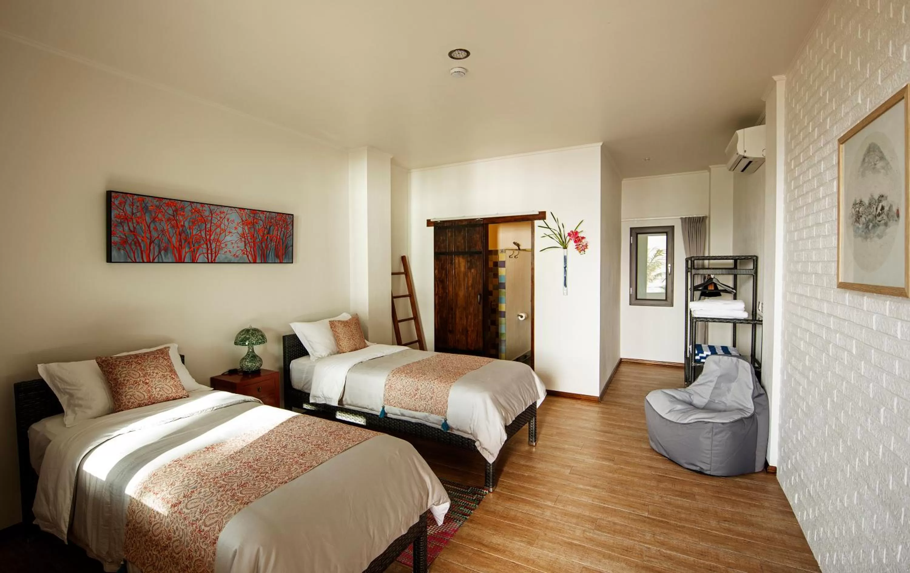 Kitchen or kitchenette, Bed in Emoha Dive Resort