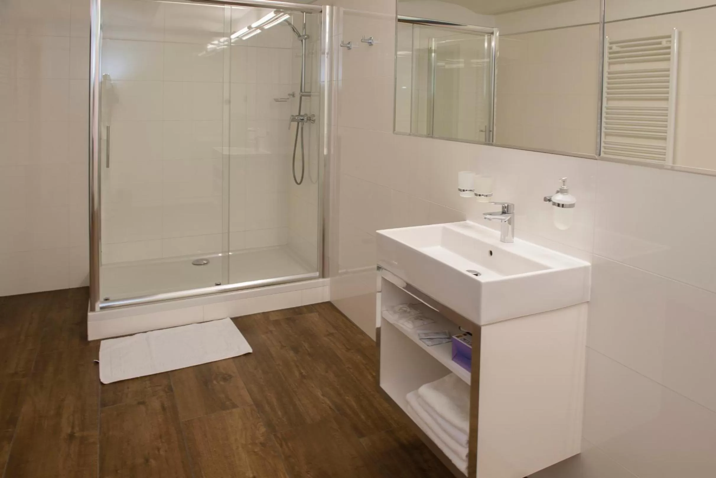 Shower, Bathroom in Boutique Hotel Center