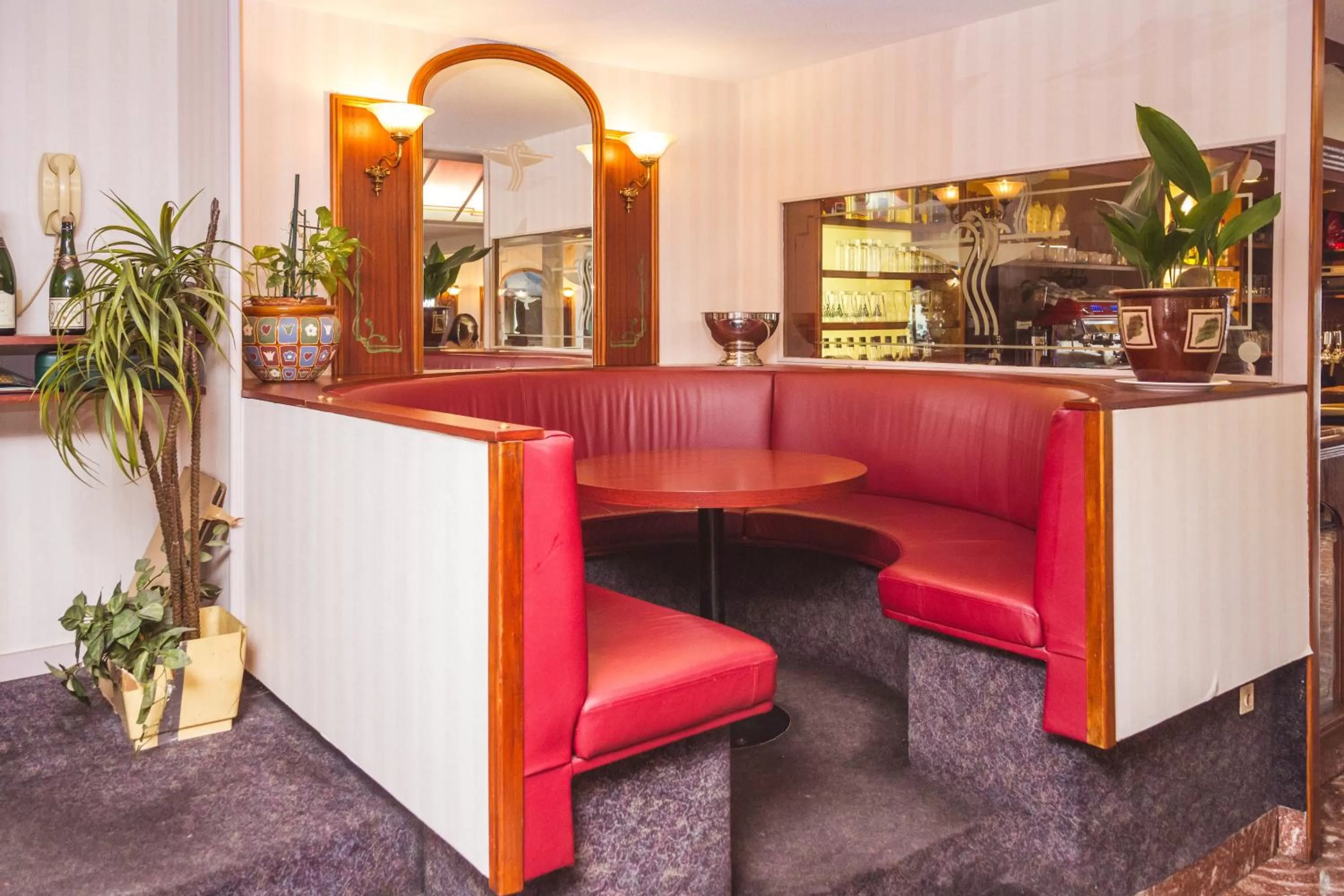 Restaurant/places to eat in Le CESAR HOTEL