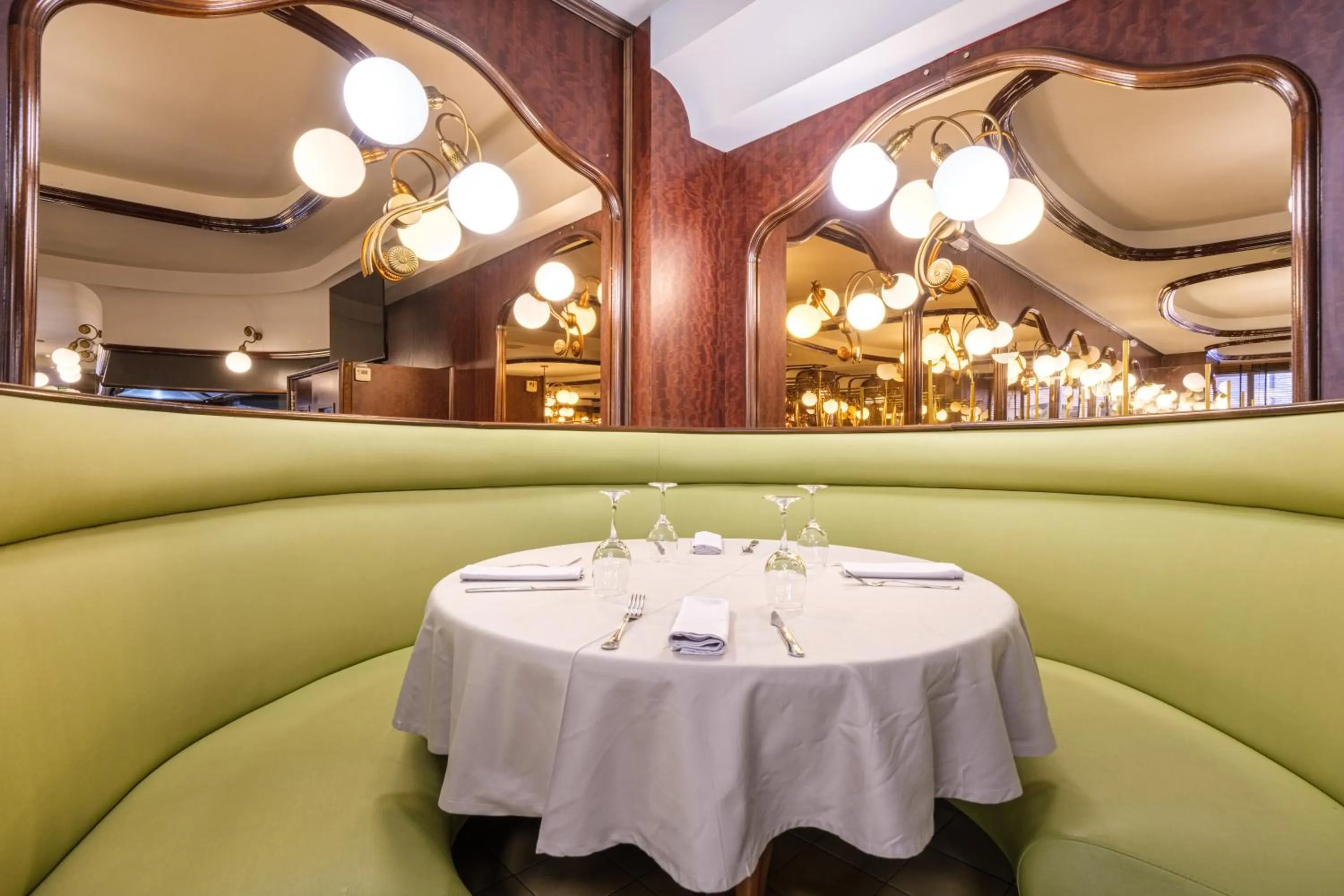 Restaurant/places to eat in Hotel Sporting