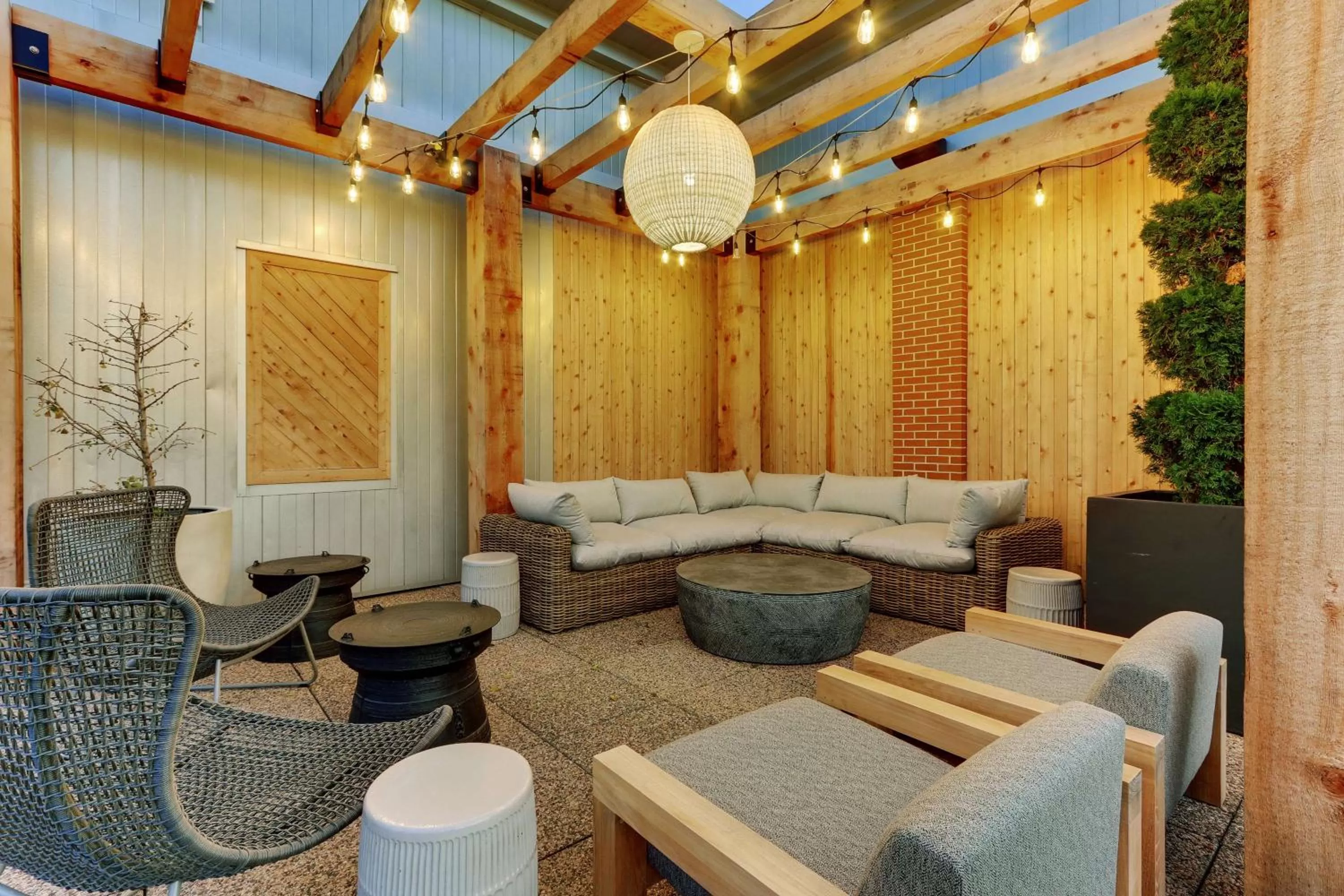 Lounge or bar in The Chattanoogan Hotel, Curio Collection By Hilton