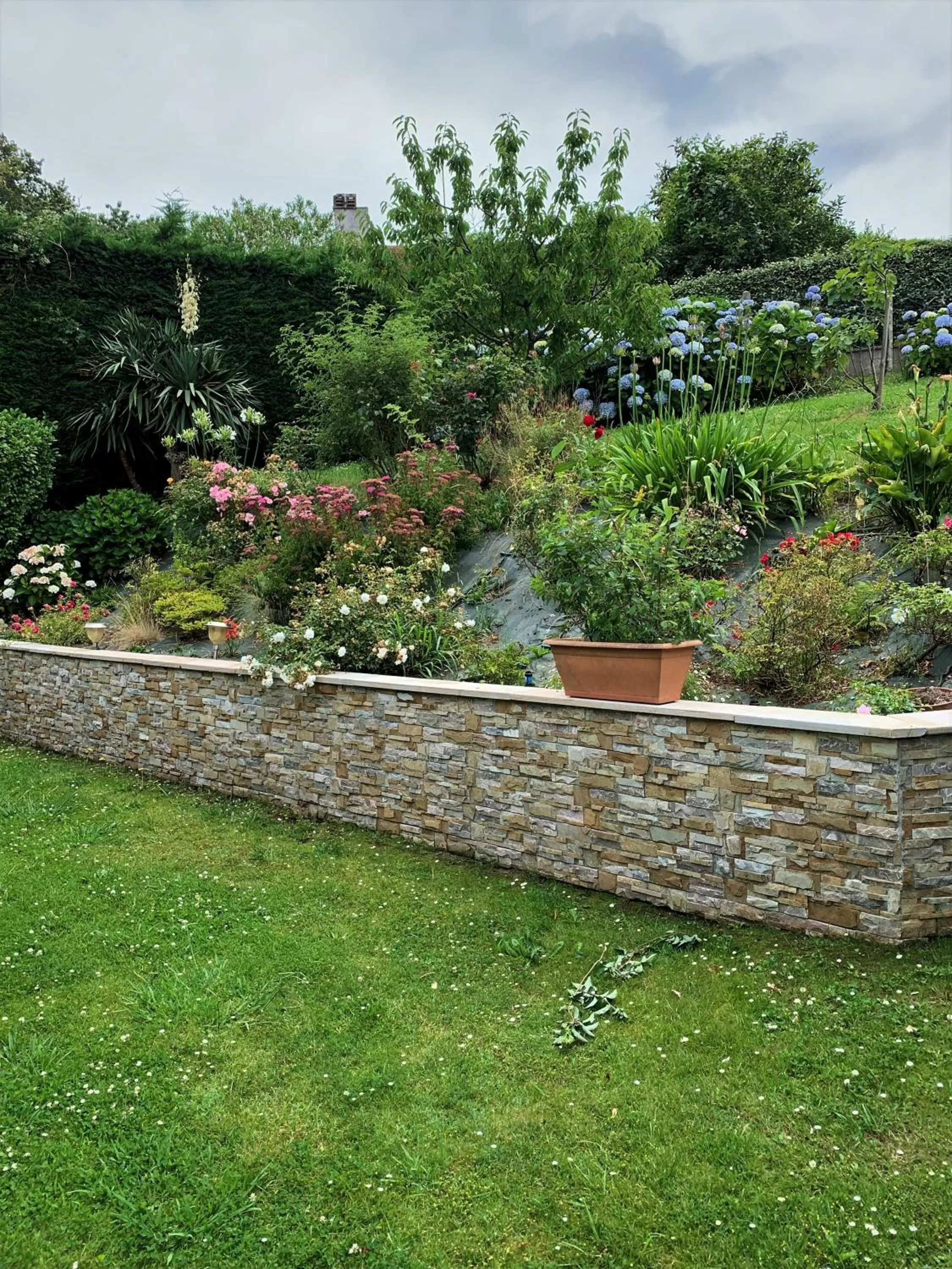 Garden view in Villa Les Hortensias B&B