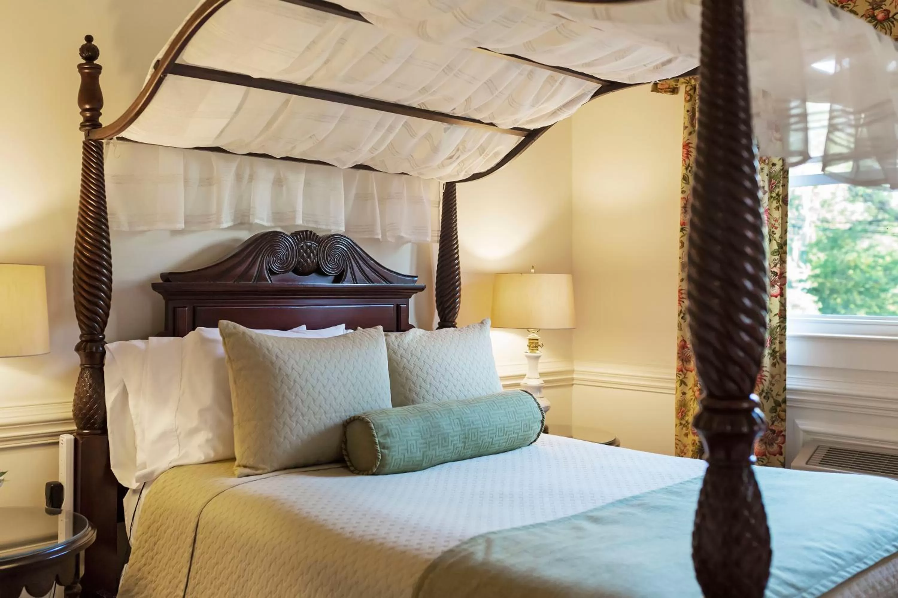 Bedroom, Bed in Arrowhead Inn