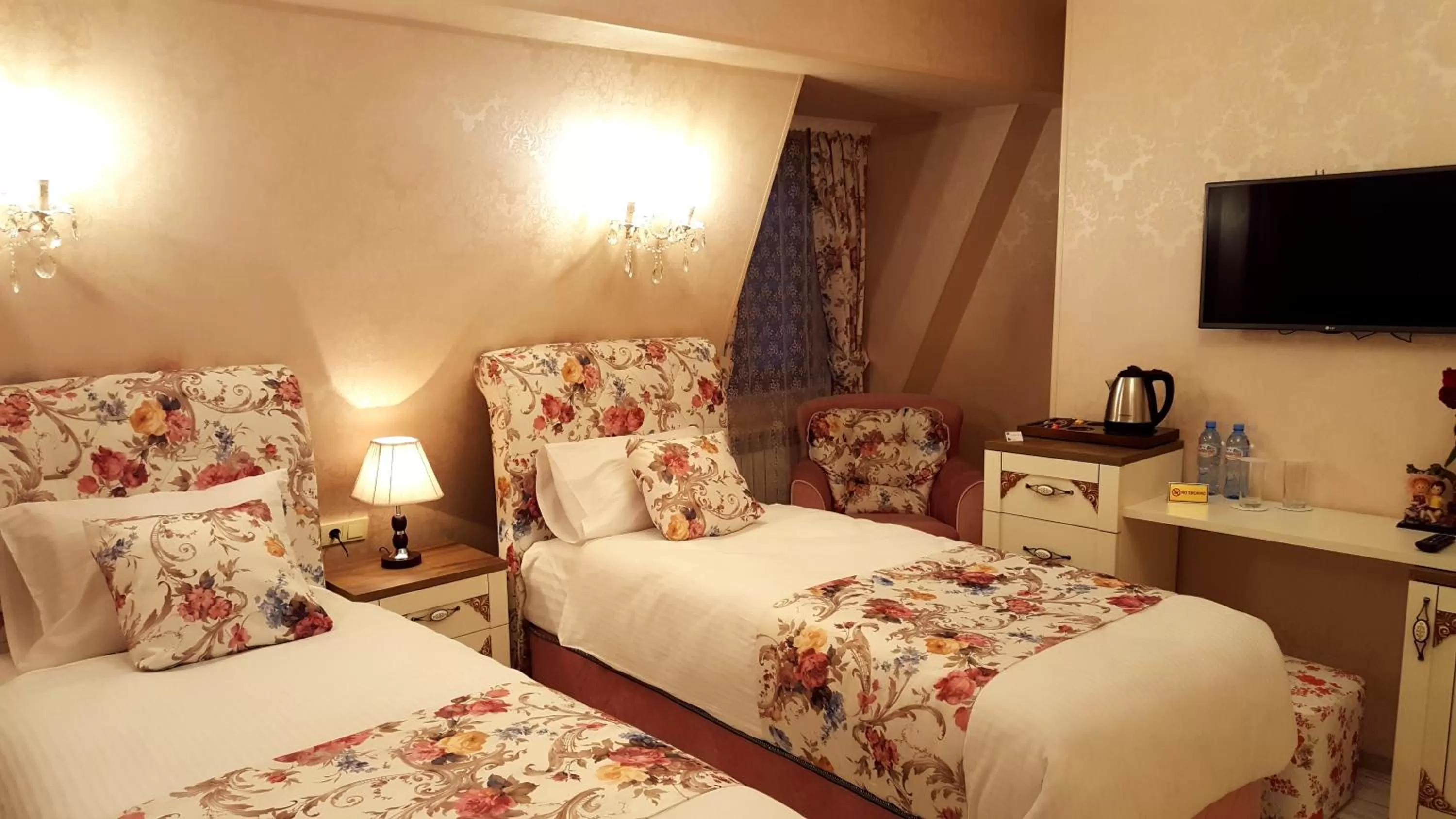 Photo of the whole room in English Home Hotel Tbilisi