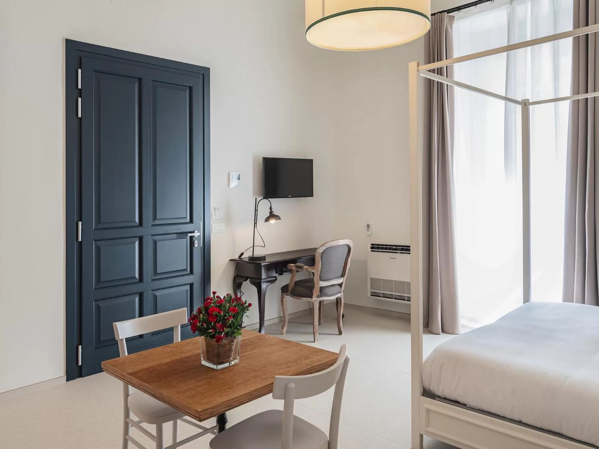 TV and multimedia, Bed in Living u HomeSuites