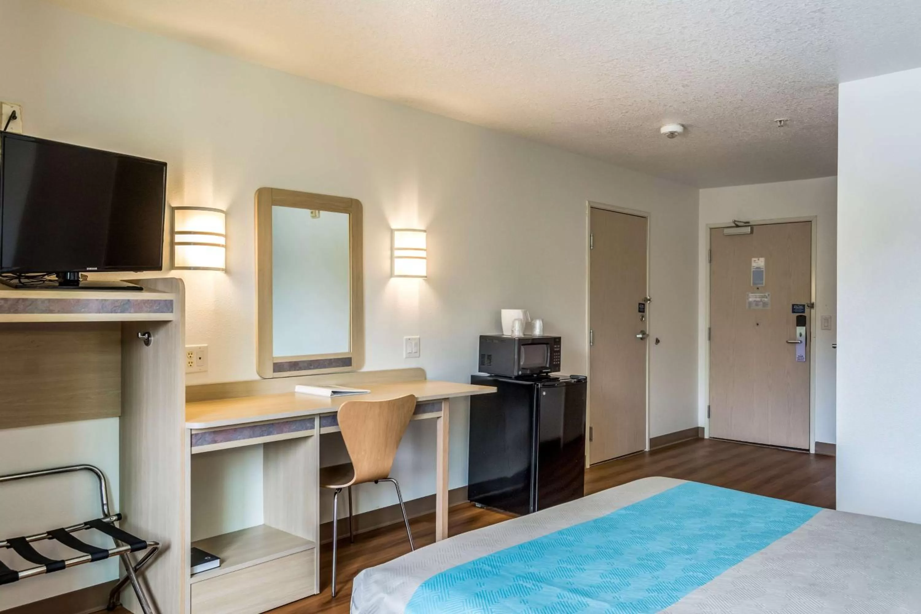 TV and multimedia, Bed in Motel 6-Lincoln City, OR