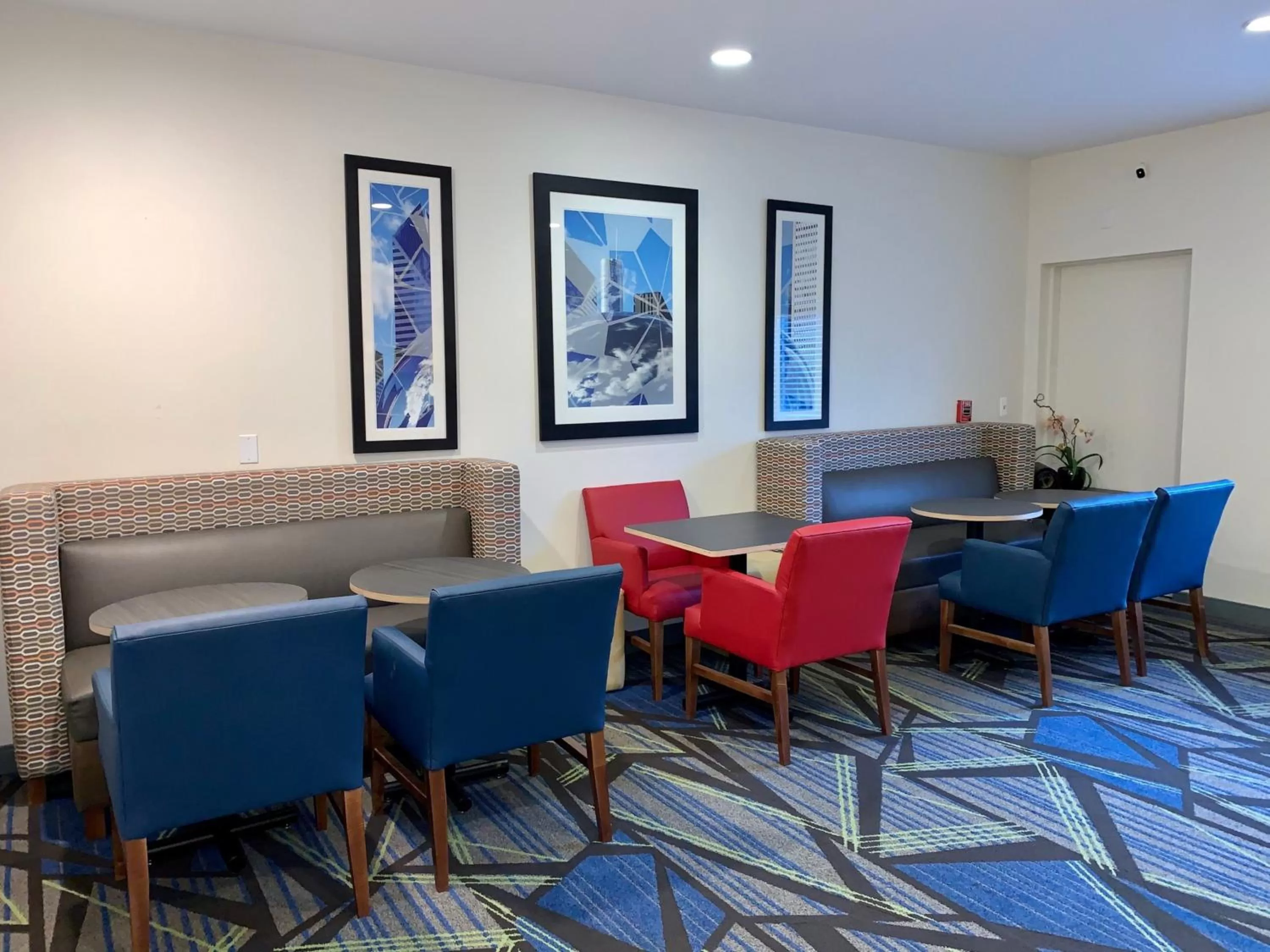 Property building in Holiday Inn Express & Suites Chicago-Libertyville by IHG