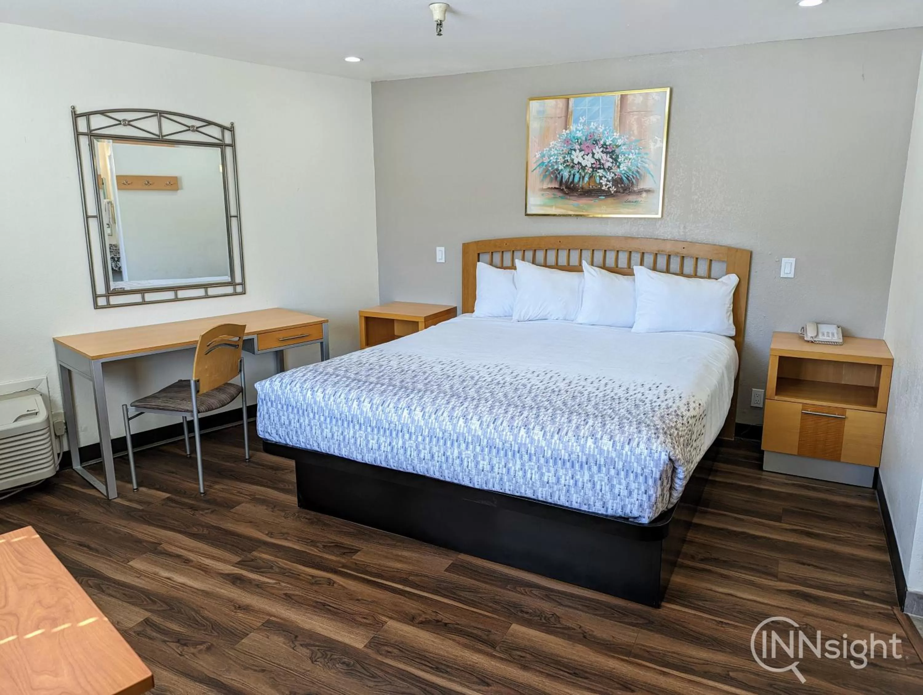 Photo of the whole room, Bed in Royal Inn