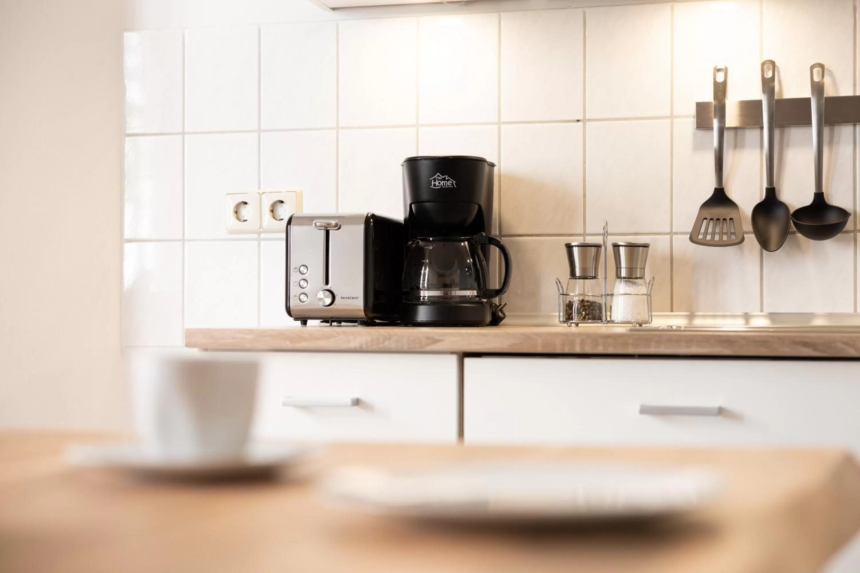 Coffee/tea facilities, Kitchen/Kitchenette in Ko-Living Space an der Oper - Street Art Design Apartments