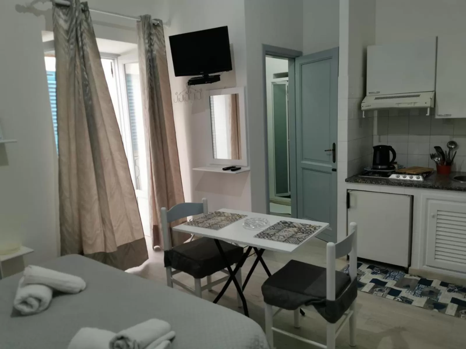 Kitchen or kitchenette, Bed in Lo Nardo Accommodation