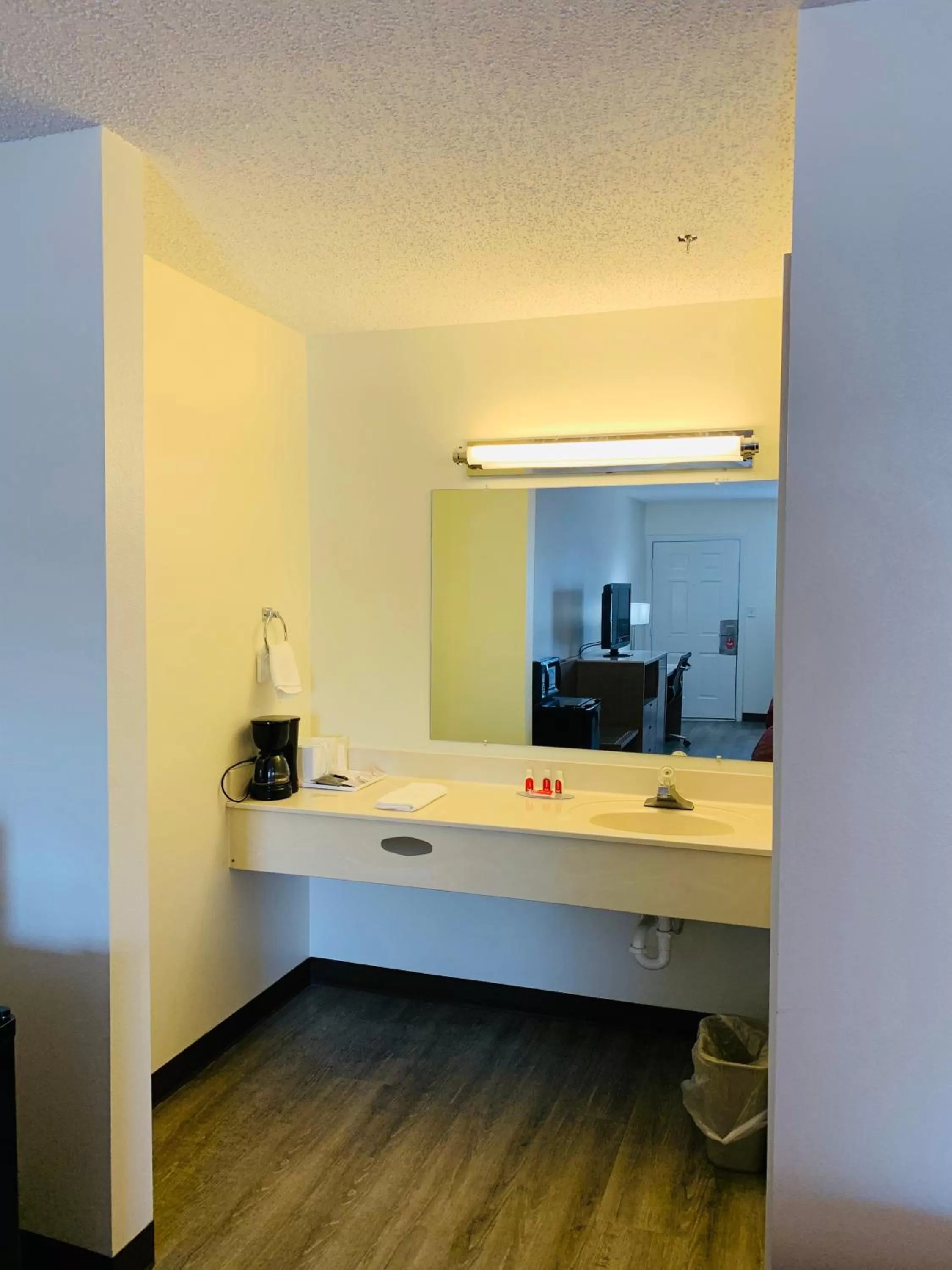 Bathroom in Econo Lodge Crystal Coast