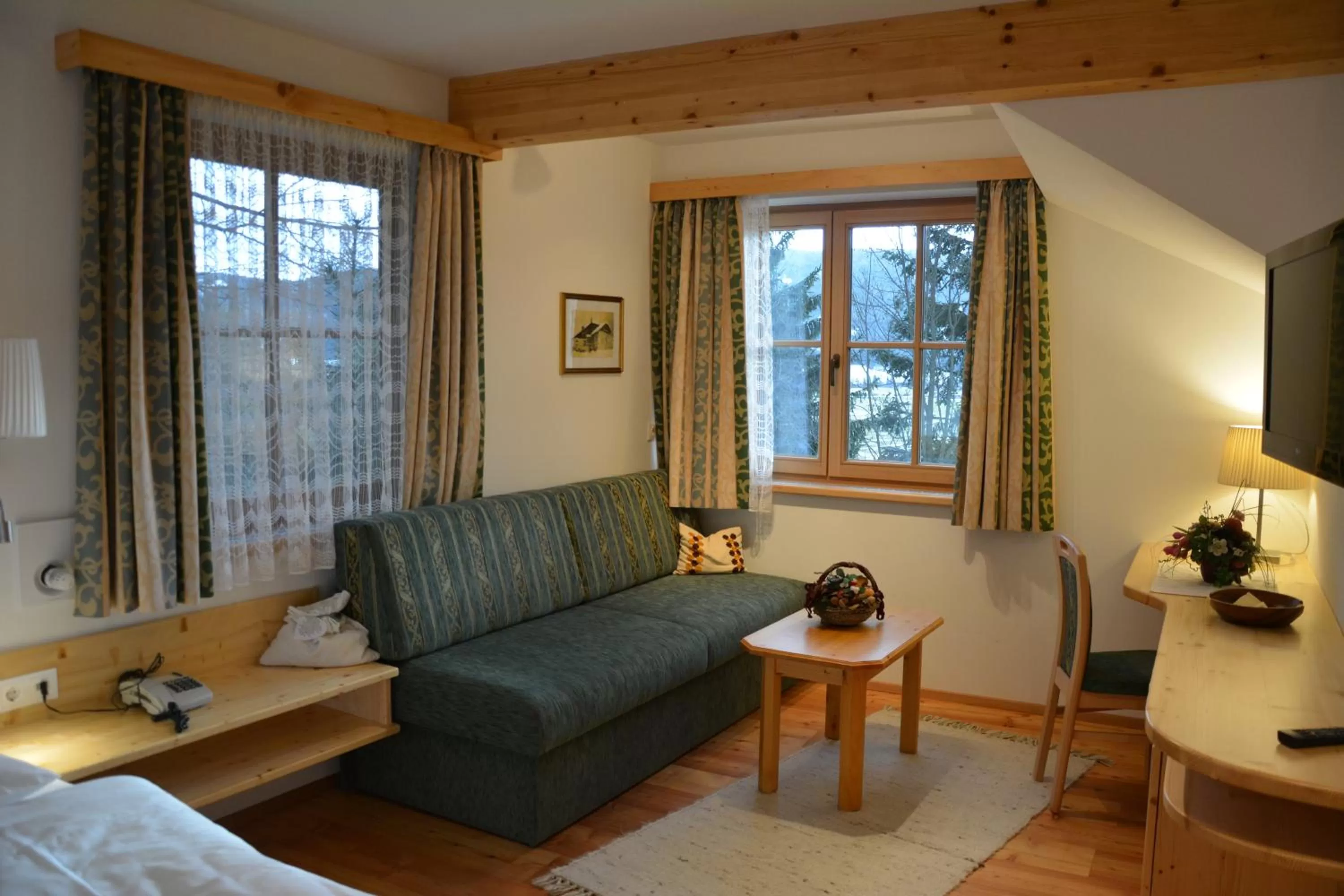 Photo of the whole room, Seating Area in Hotel Häuserl im Wald