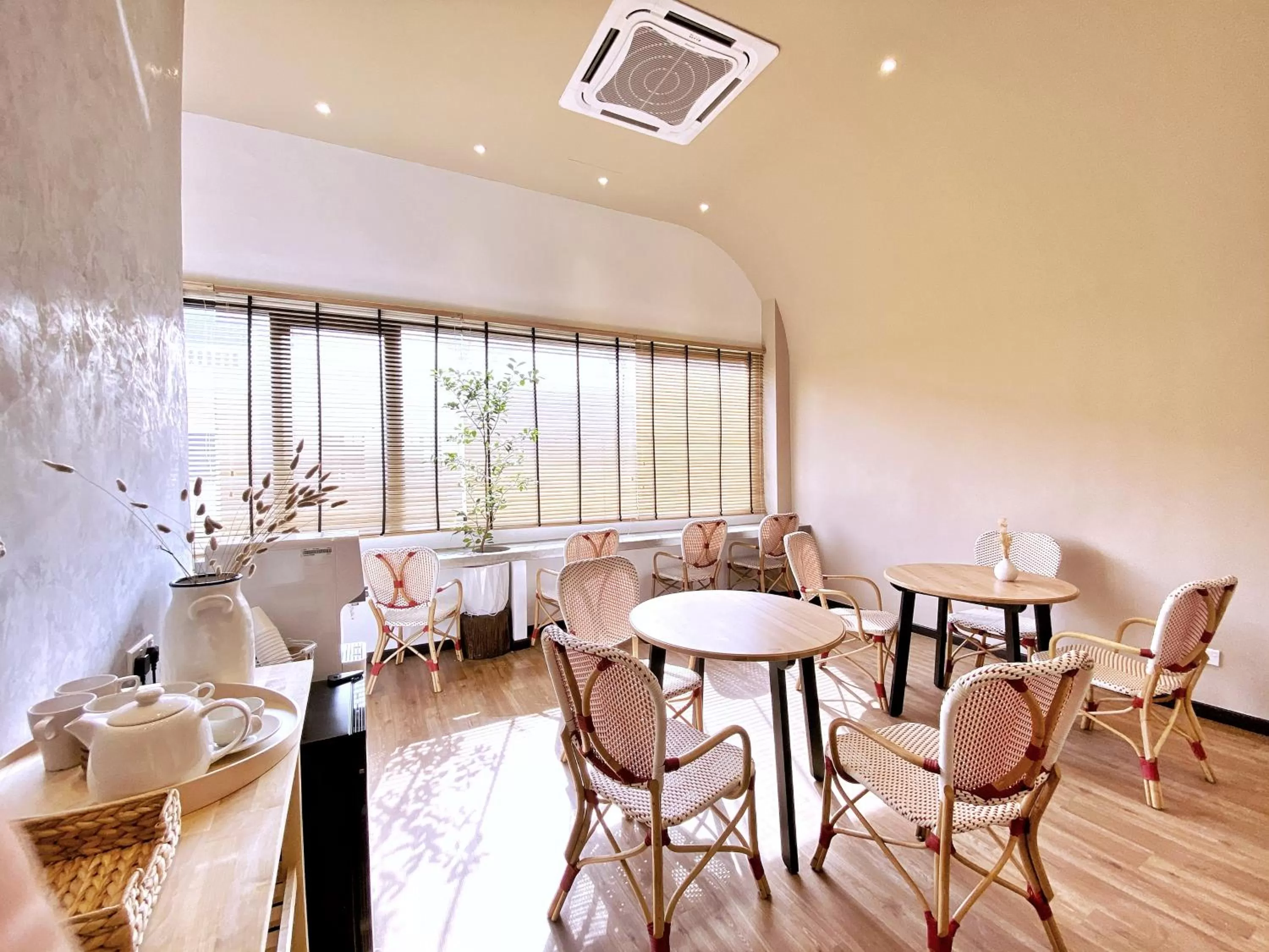 Seating area, Restaurant/Places to Eat in One Heritage Hotel