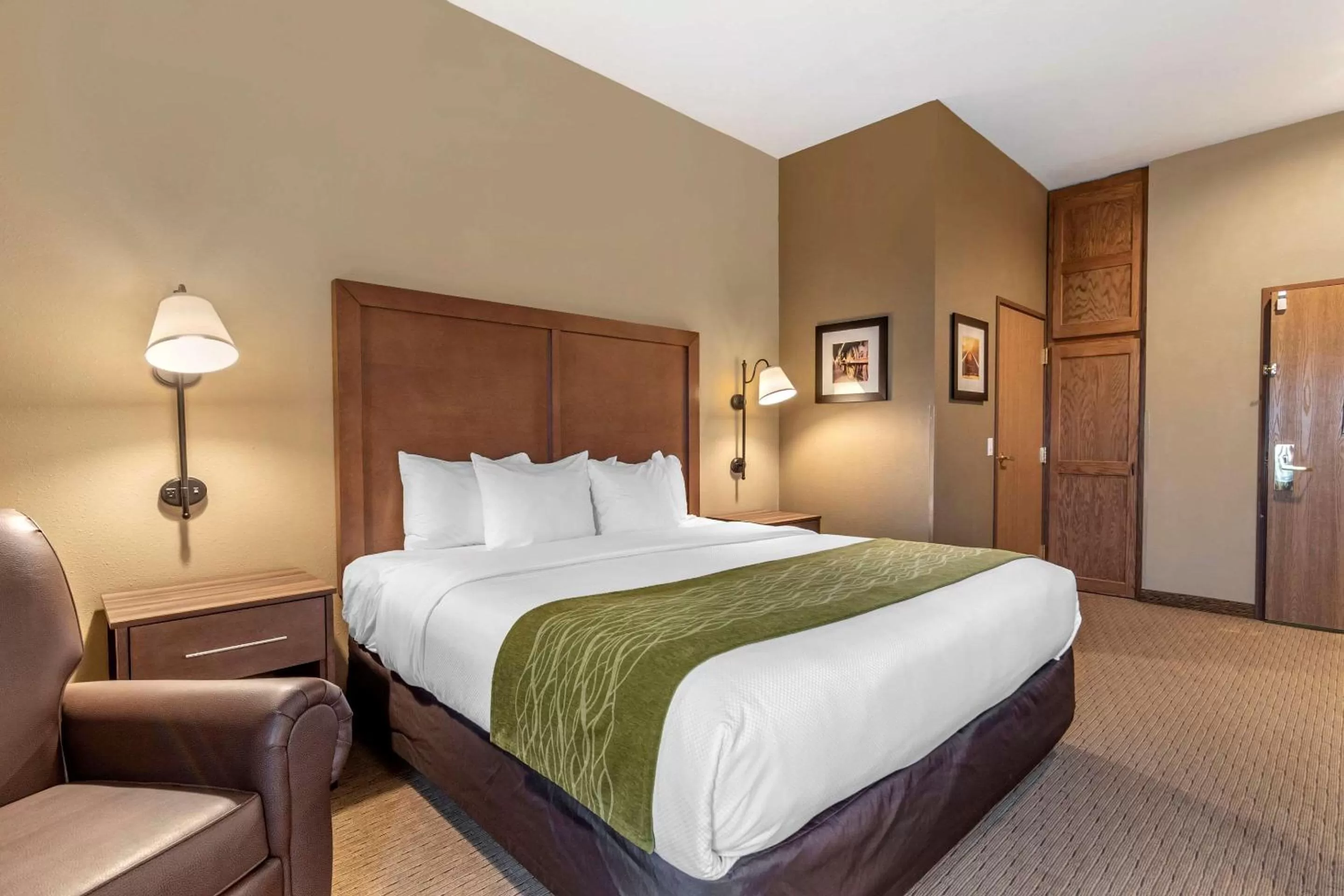 Photo of the whole room, Bed in Comfort Inn Warrensburg Station