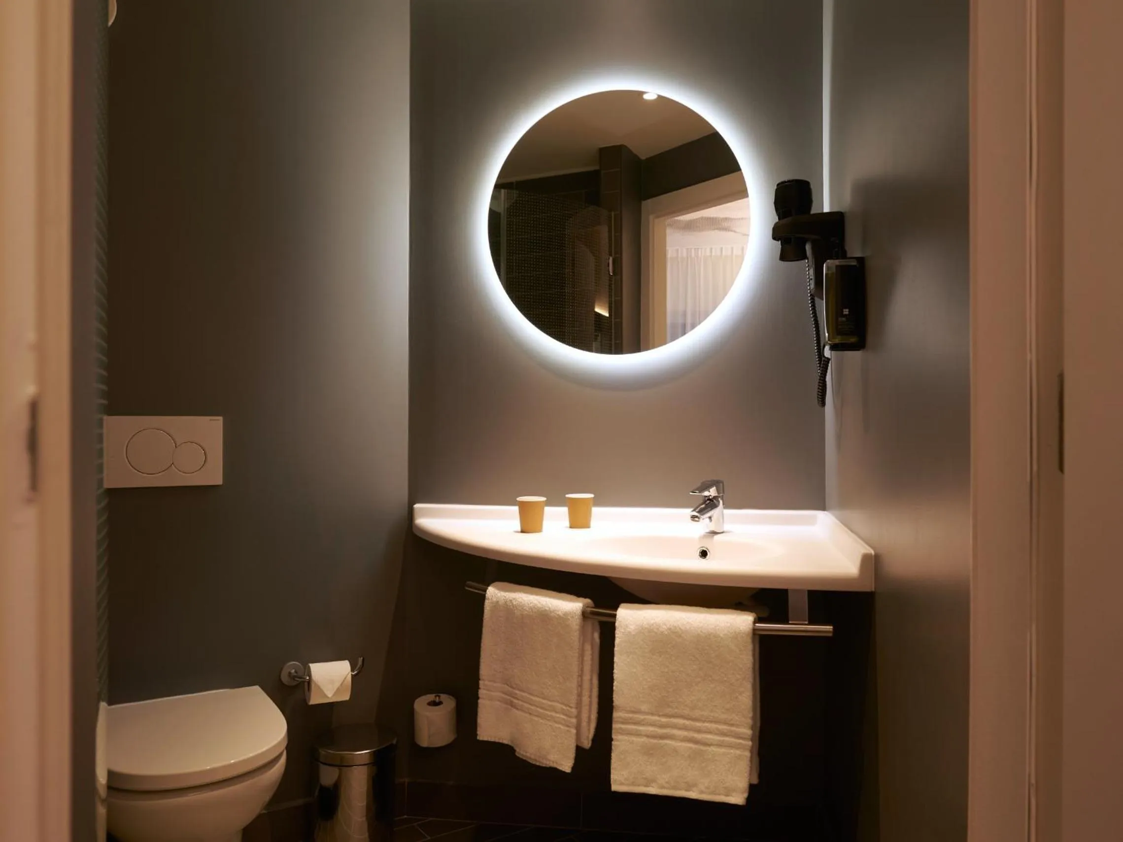 Bathroom in Ibis Madrid Aeropuerto Barajas