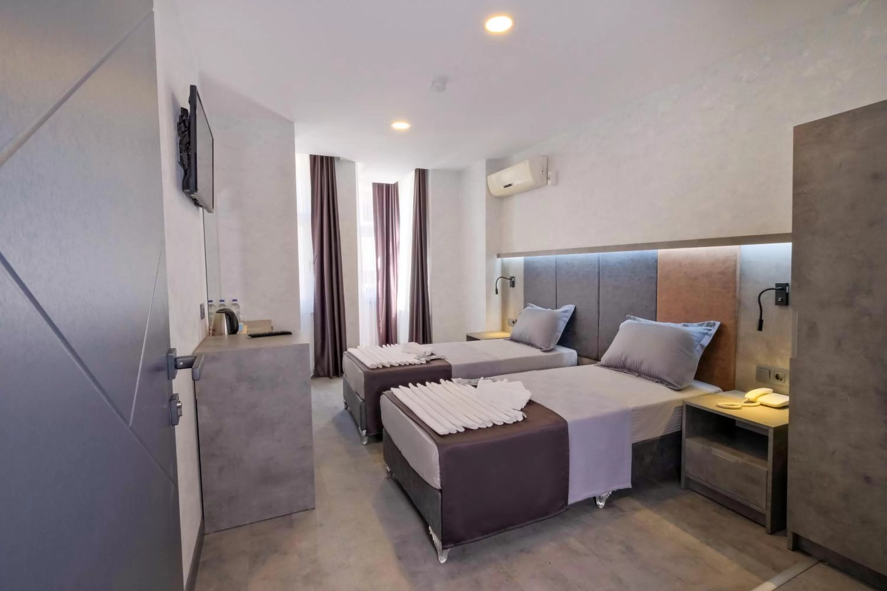 Bed in The Queen Hotel