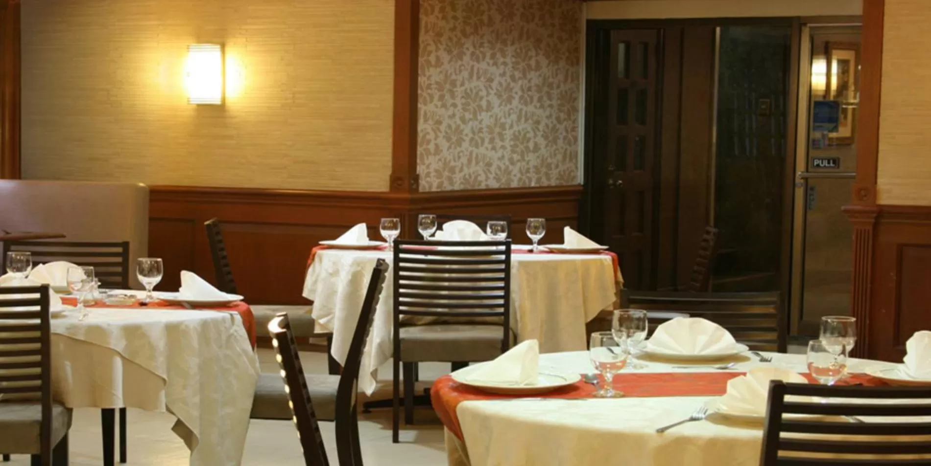 Restaurant/places to eat in Rothman Hotel