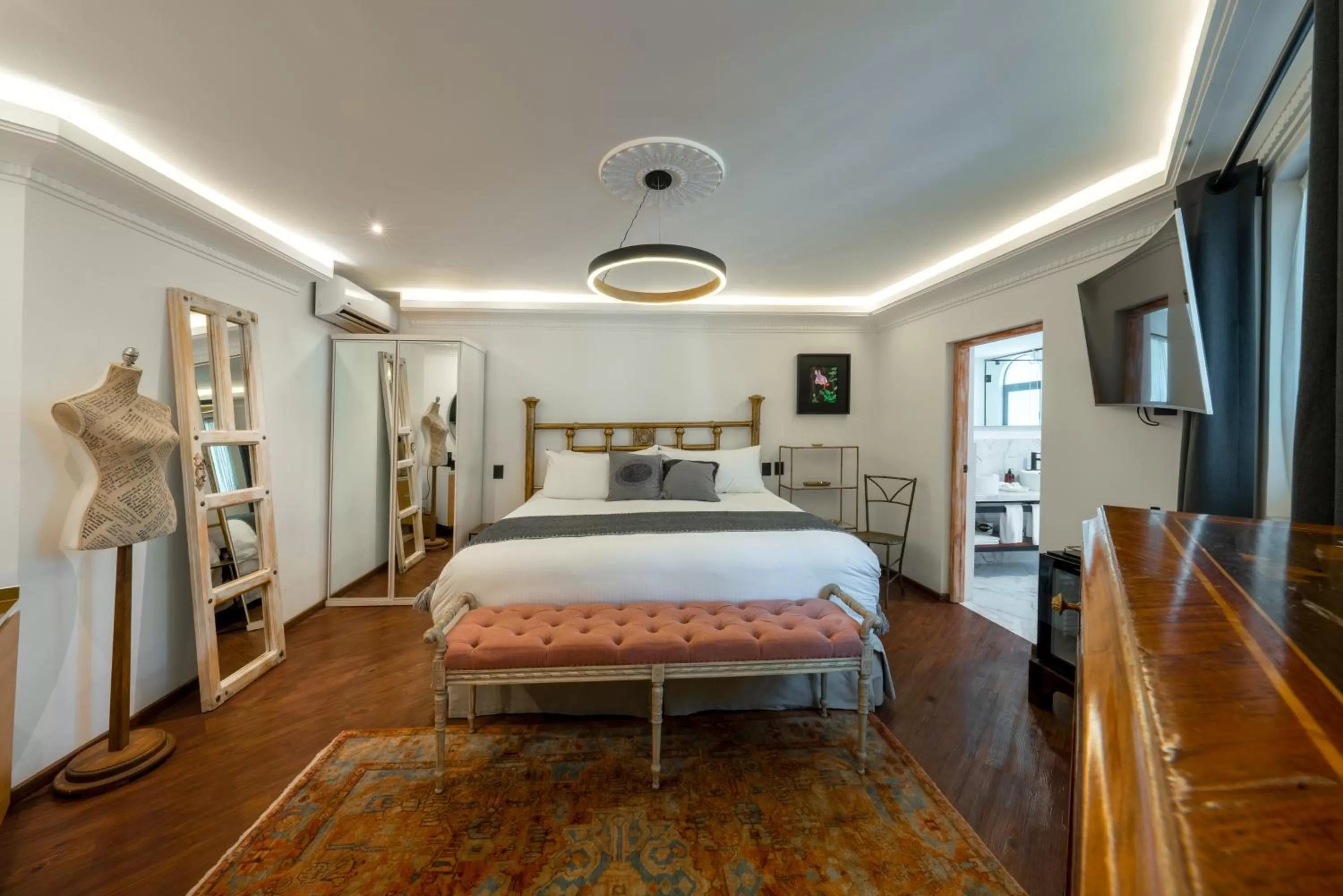 Photo of the whole room, Bed in Orchid House Mexico City