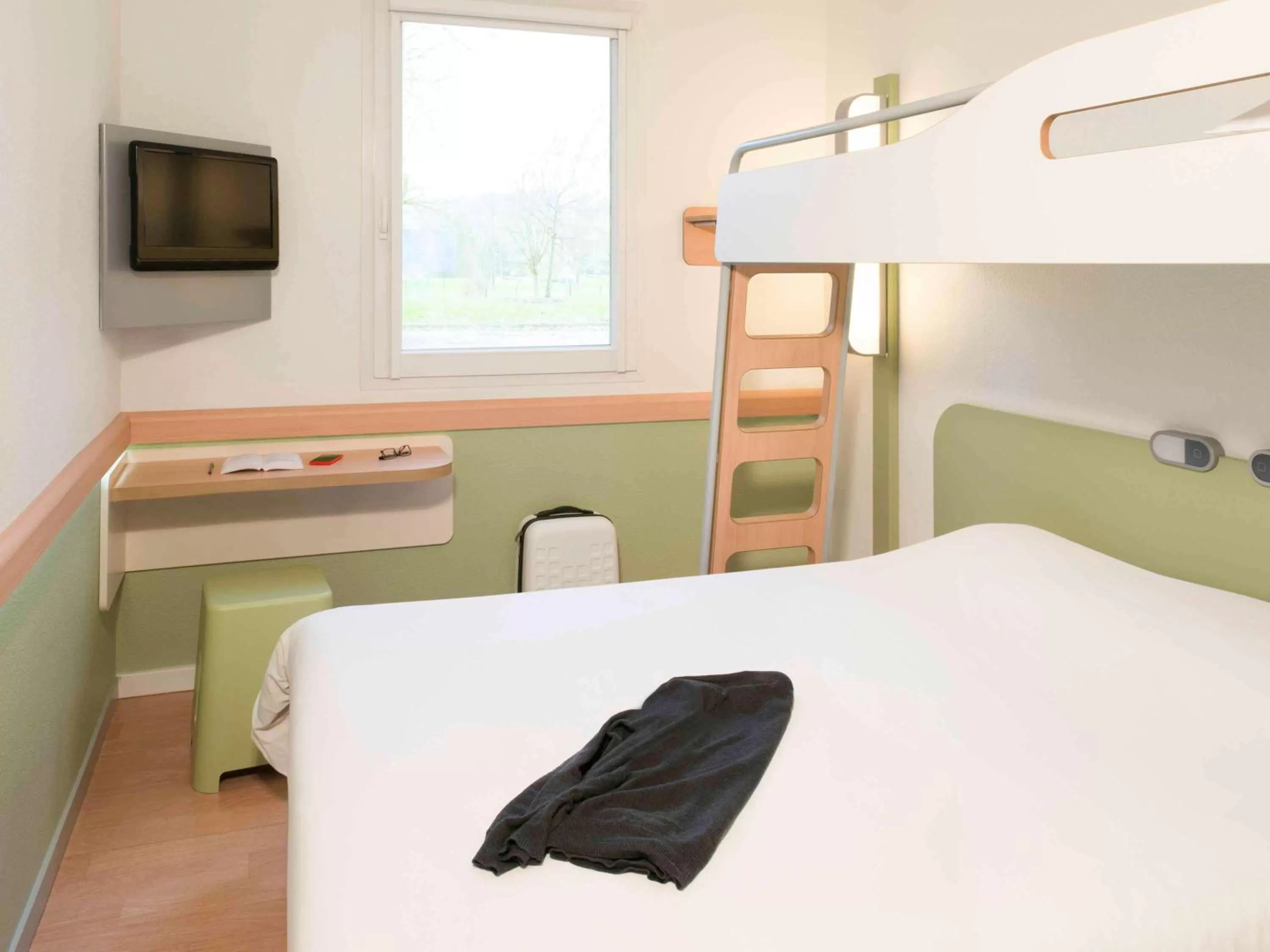 Photo of the whole room, Bed in ibis Budget Lons-le-Saunier