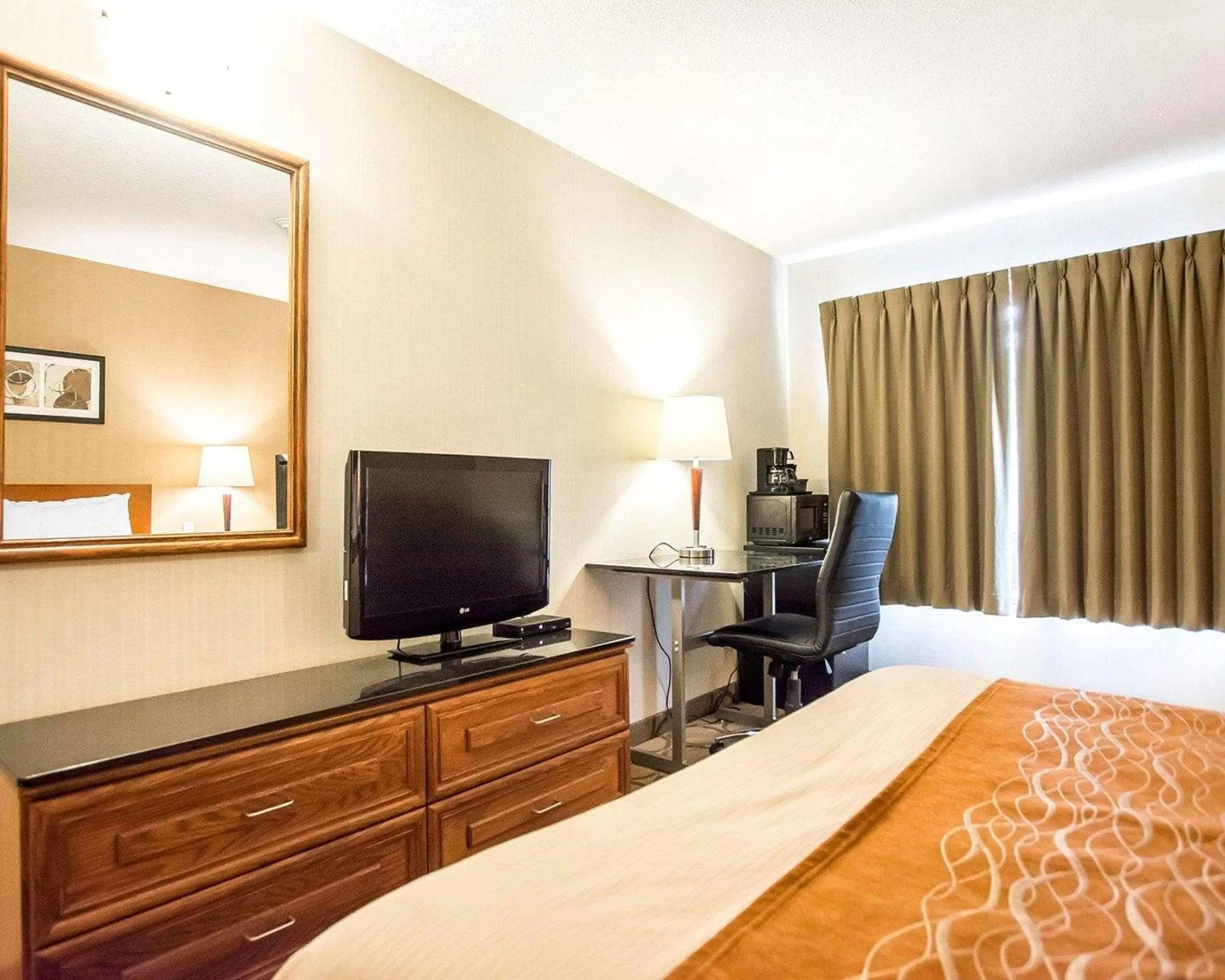 Photo of the whole room, Bed in Comfort Inn Kirkland Lake