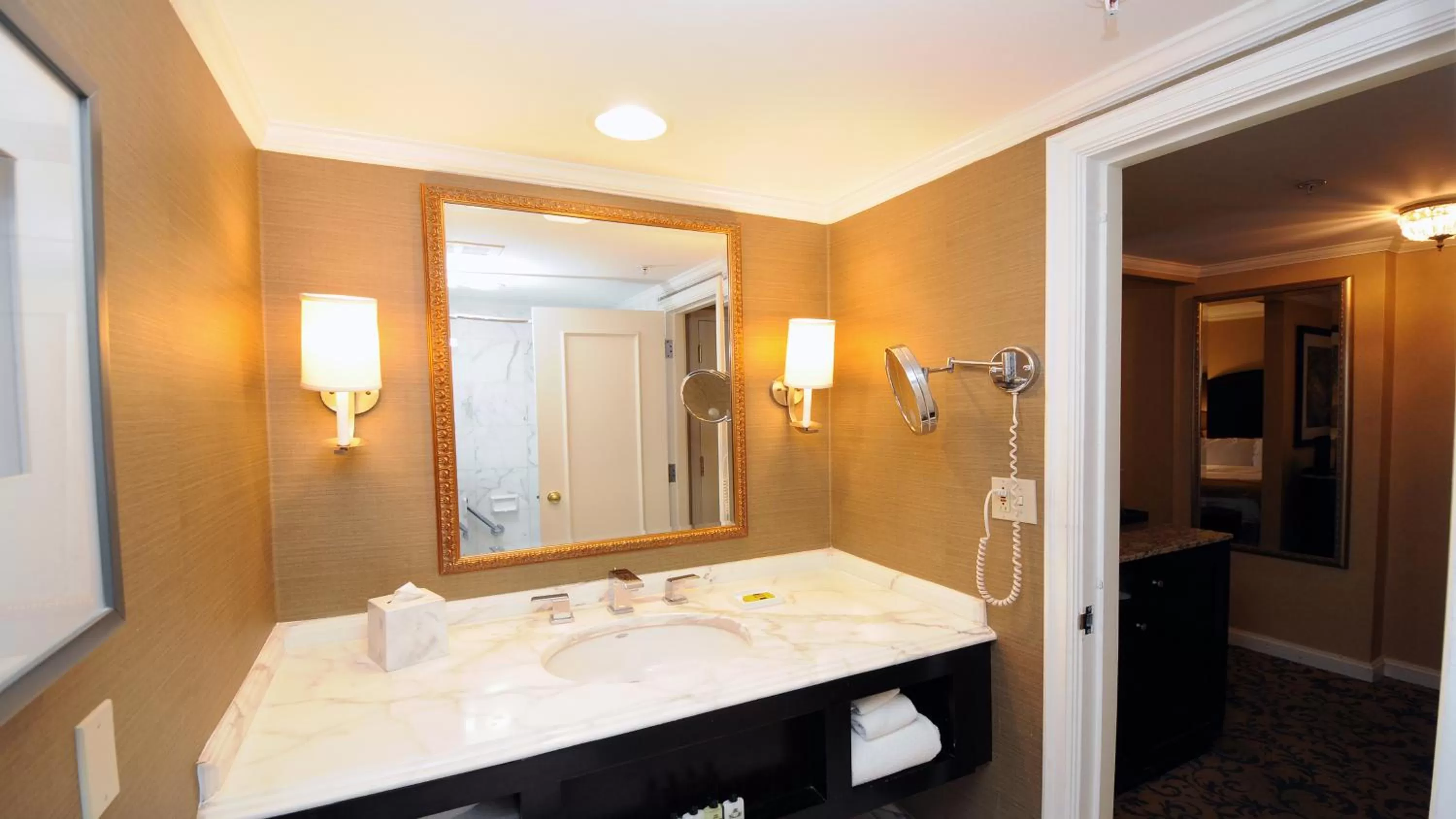 Bathroom, Bed in InterContinental Kansas City at the Plaza by IHG