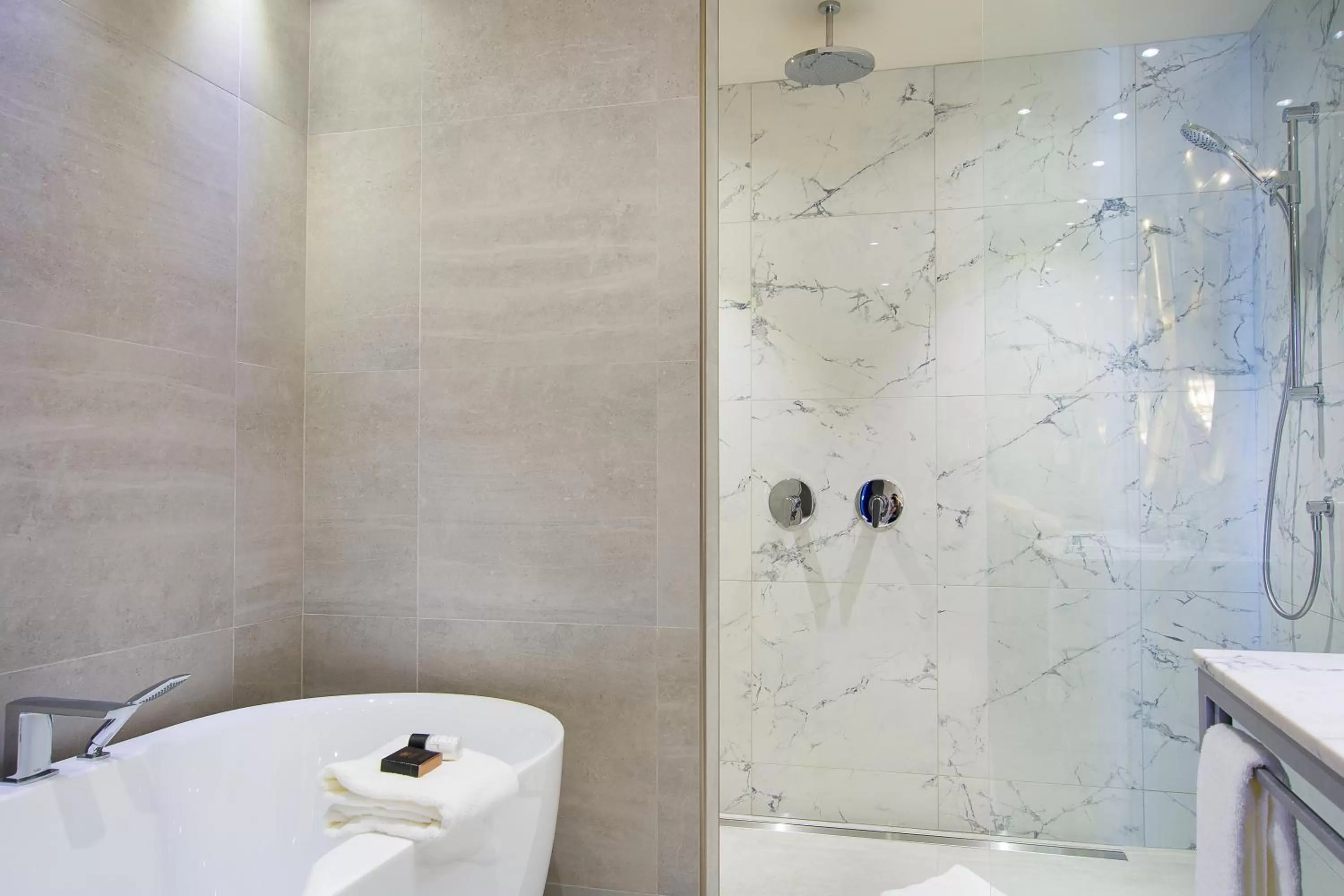 Shower in Monsieur Jean - Hôtel Particulier